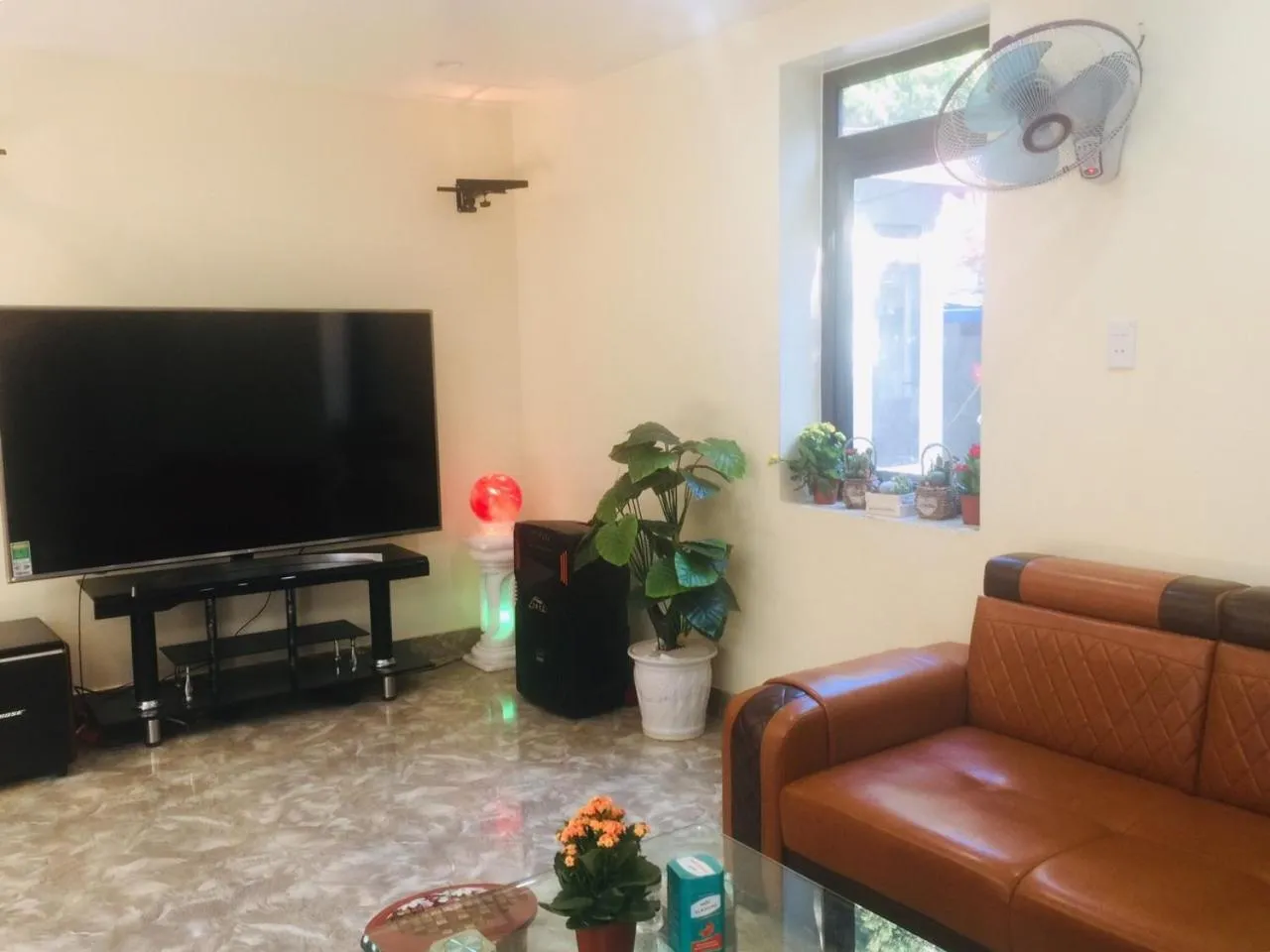 Communal lounge/ TV room in Cat Ba Thailand Hotel