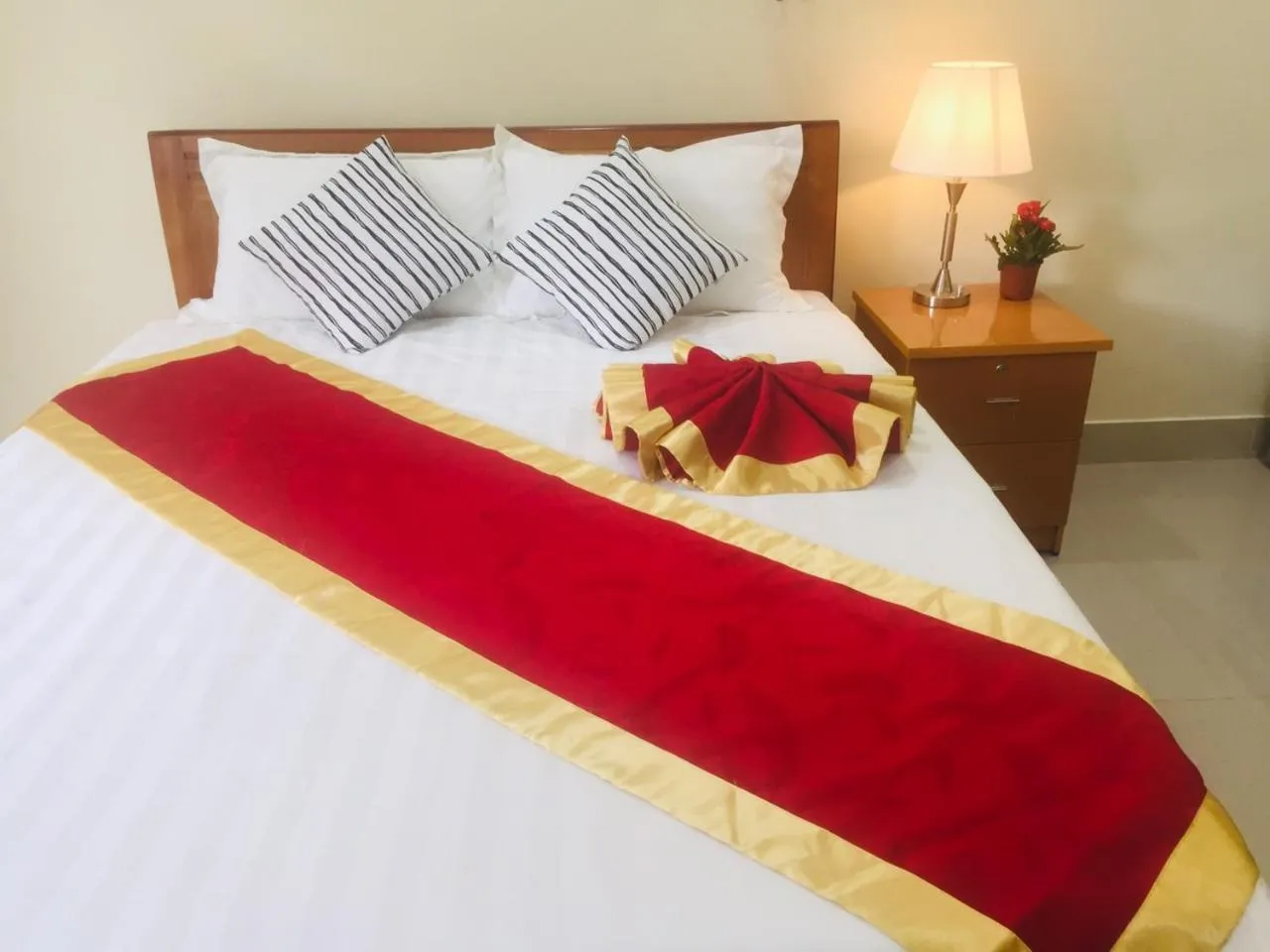 Bed in Cat Ba Thailand Hotel