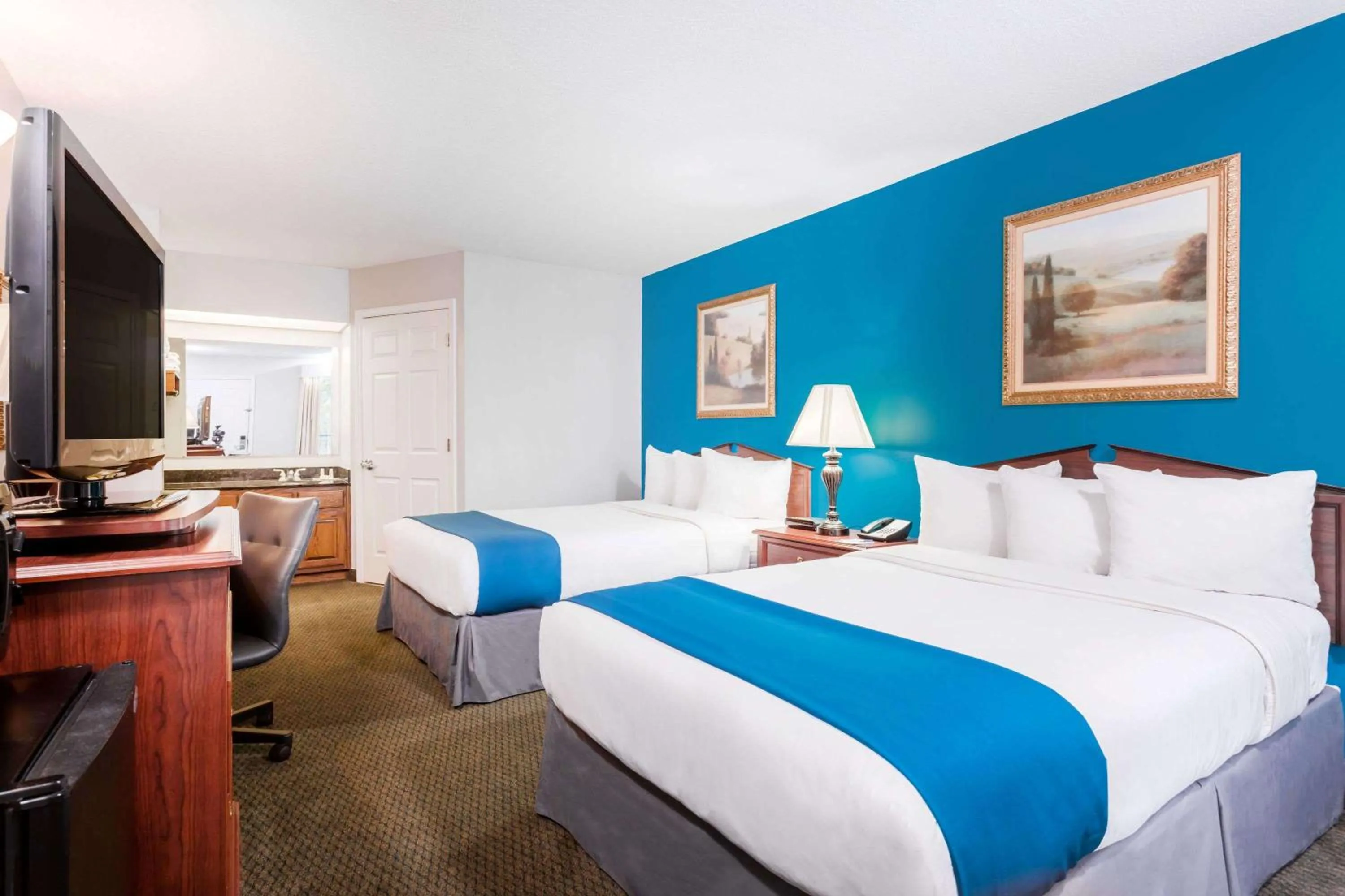 Photo of the whole room, Bed in Baymont by Wyndham Duncan/Spartanburg