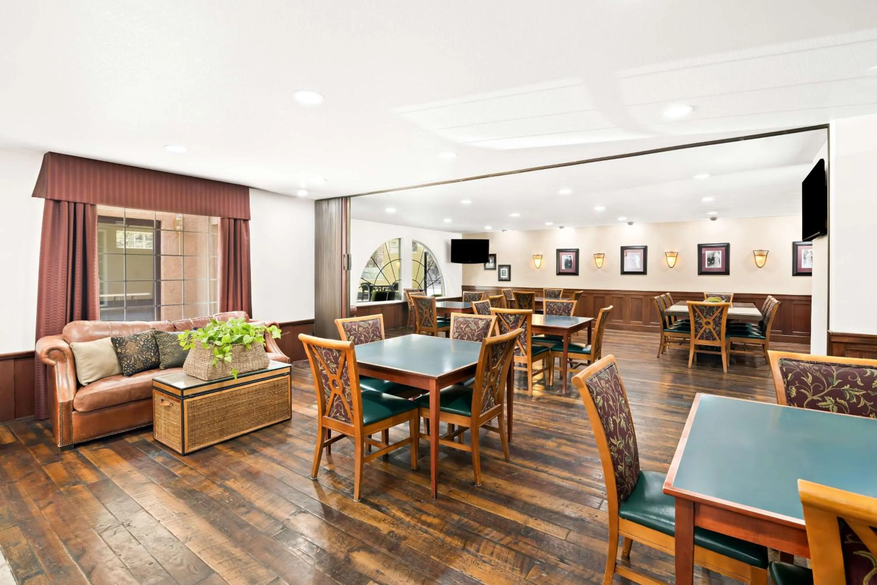 Lobby or reception in Best Western Newberry Station