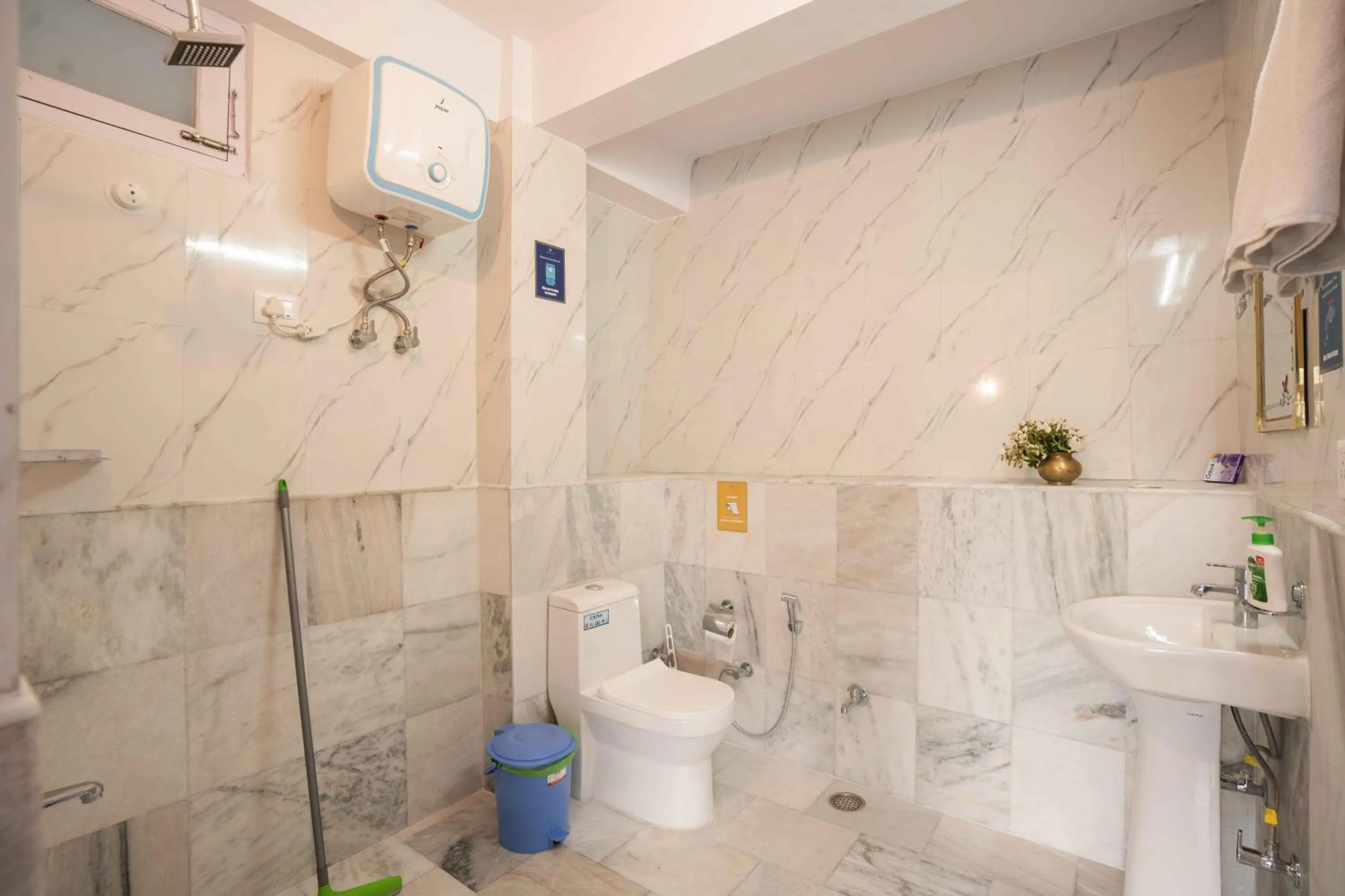 Shower in Zostel Homes Kotkhai (Shimla)