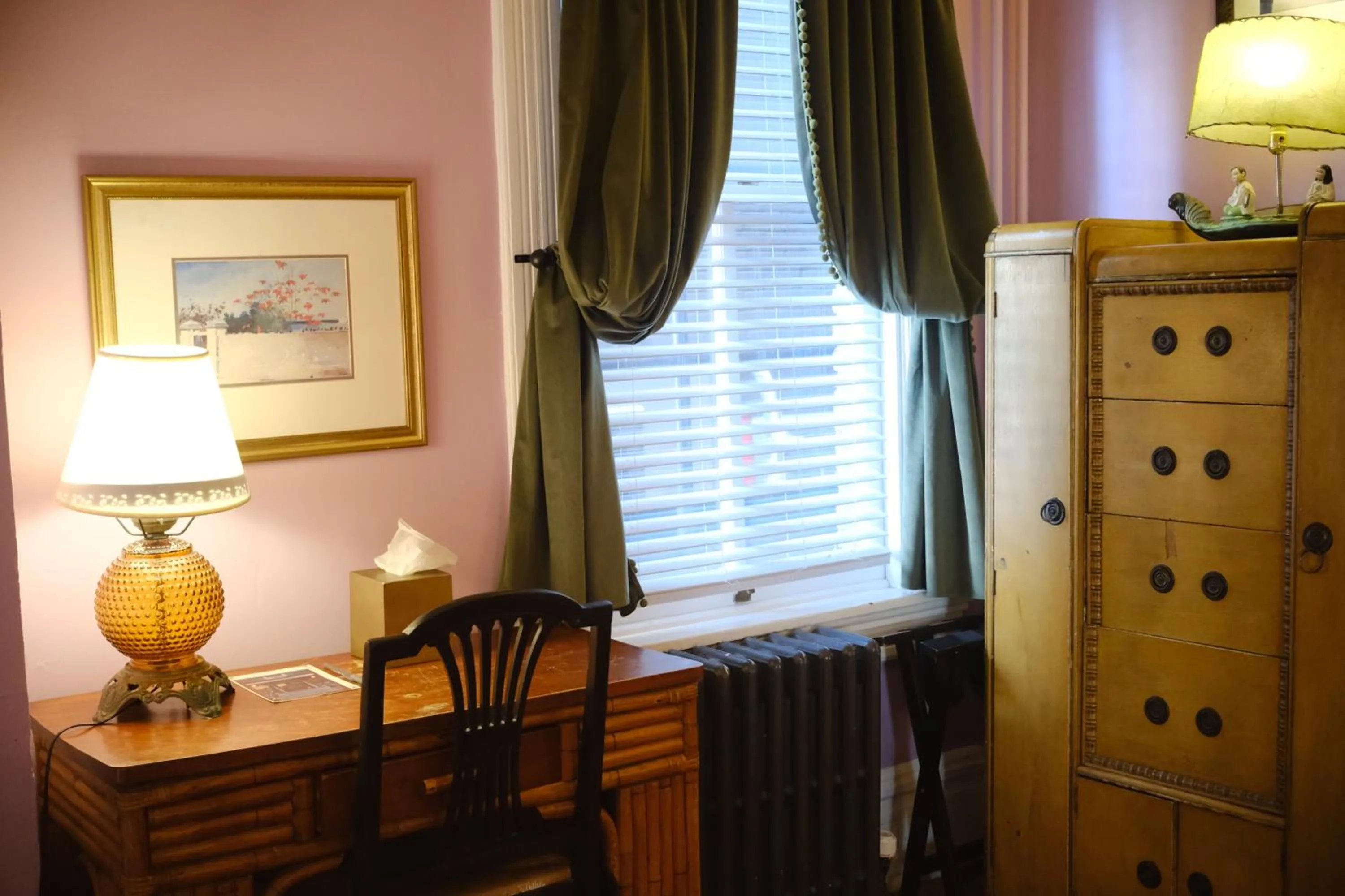 Decorative detail in Hotel Tabard Inn