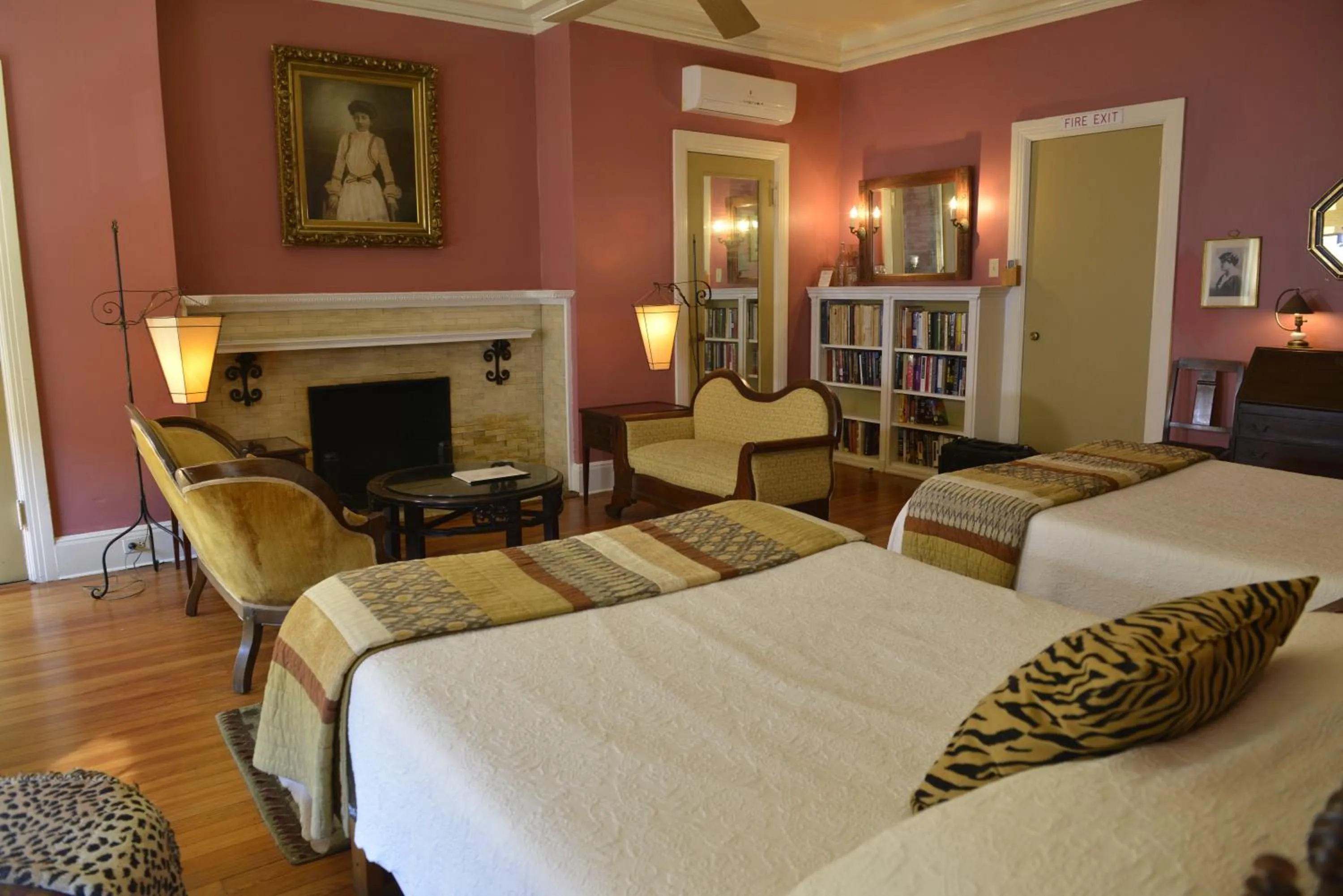 Bed in Hotel Tabard Inn