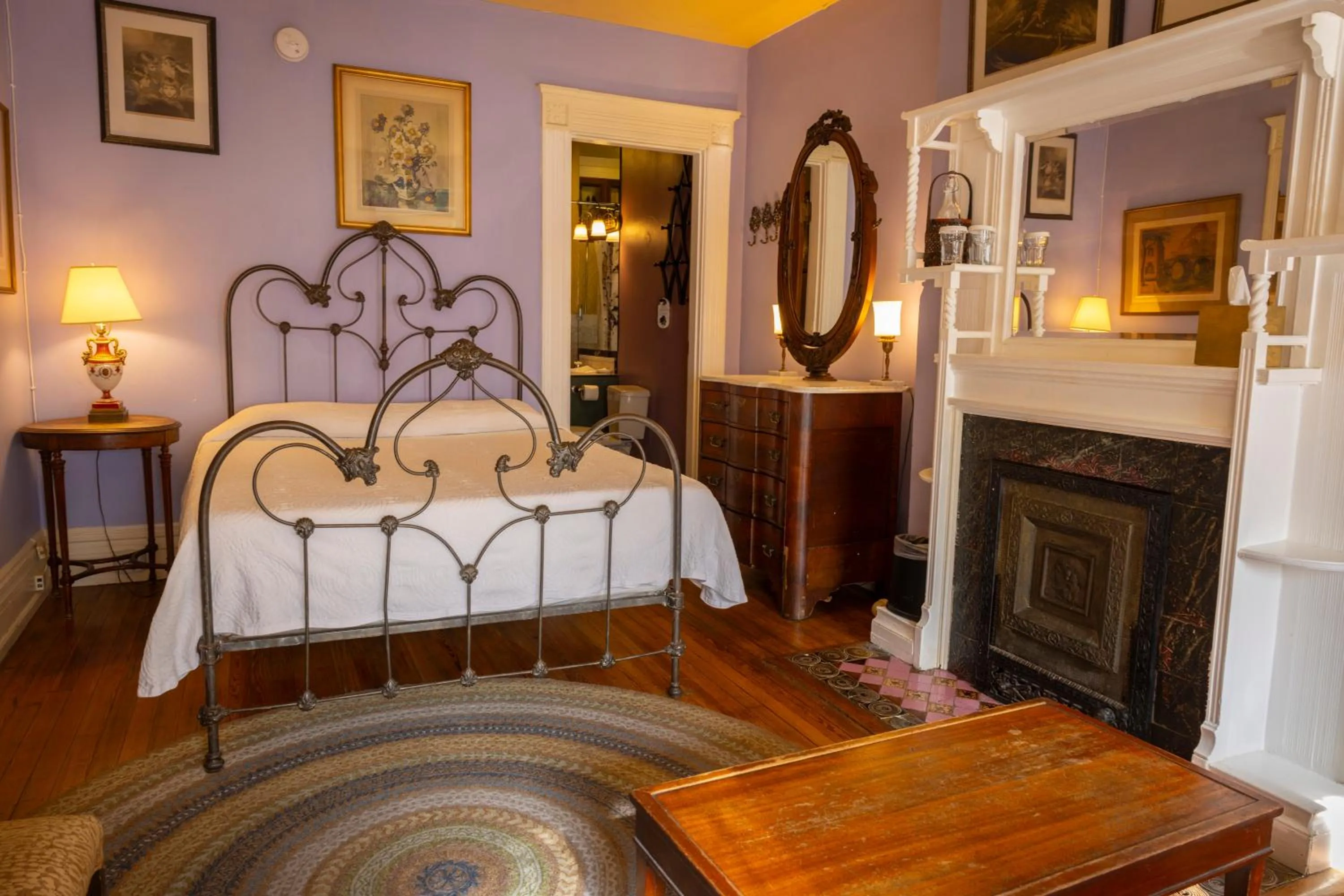 Bed in Hotel Tabard Inn