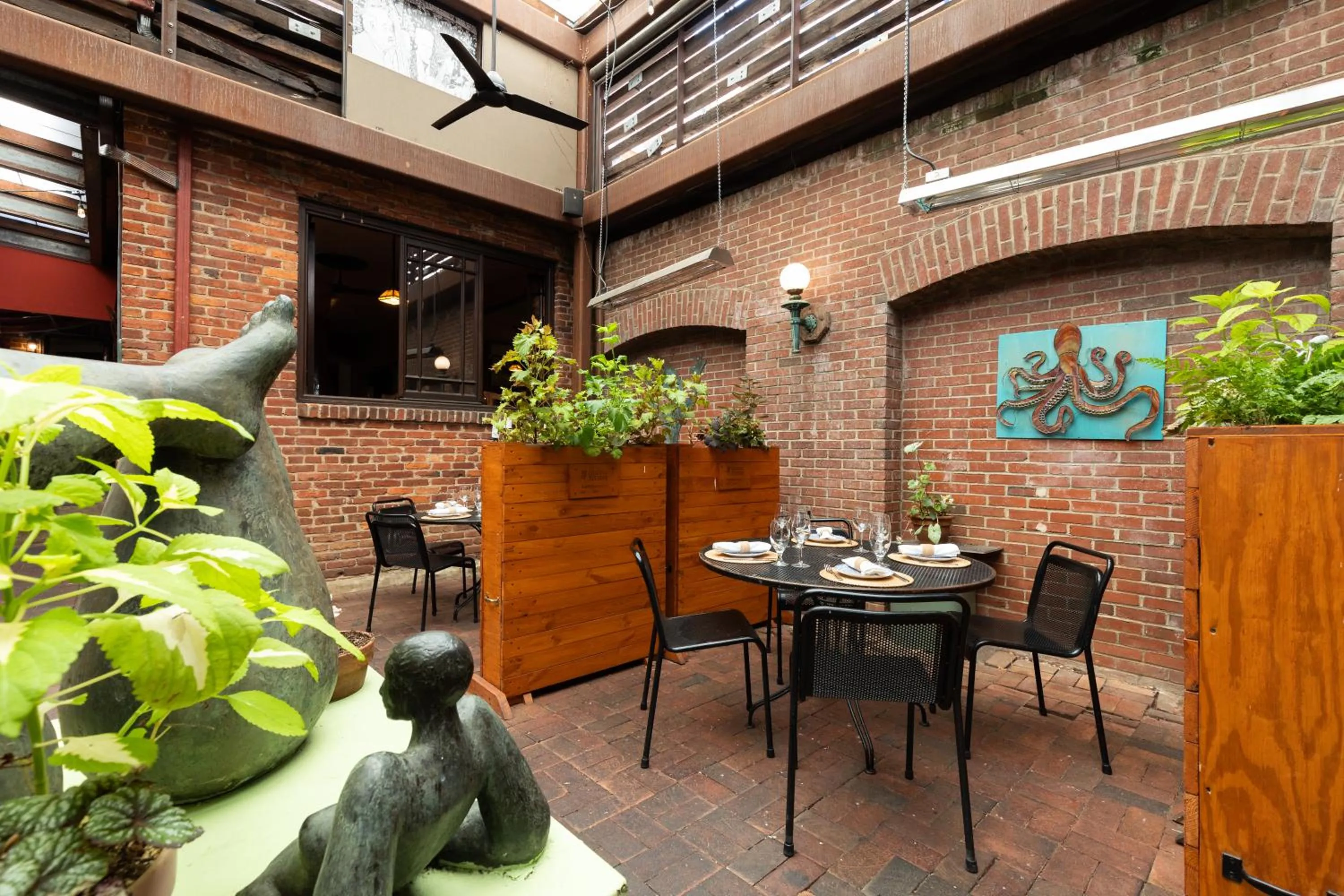 Restaurant/places to eat in Hotel Tabard Inn