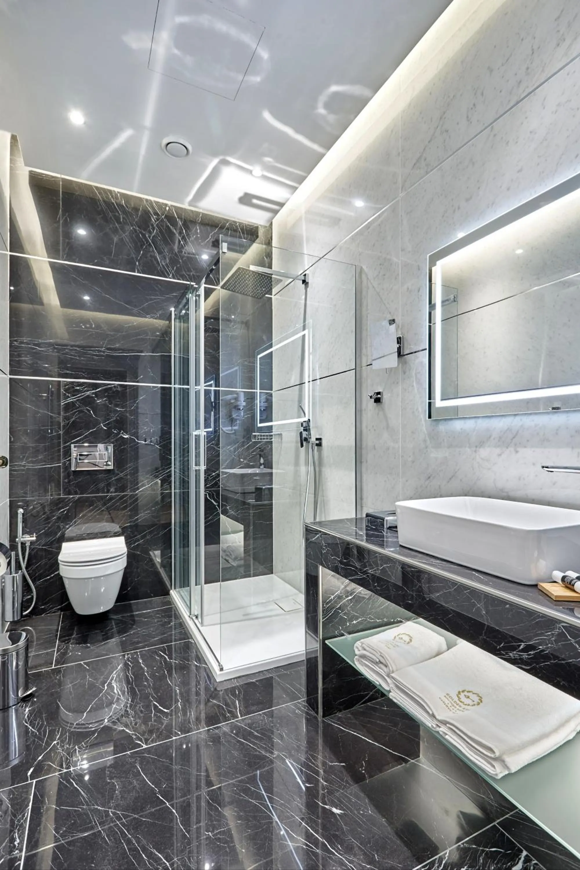 Shower in Golden Key Boutique Hotel