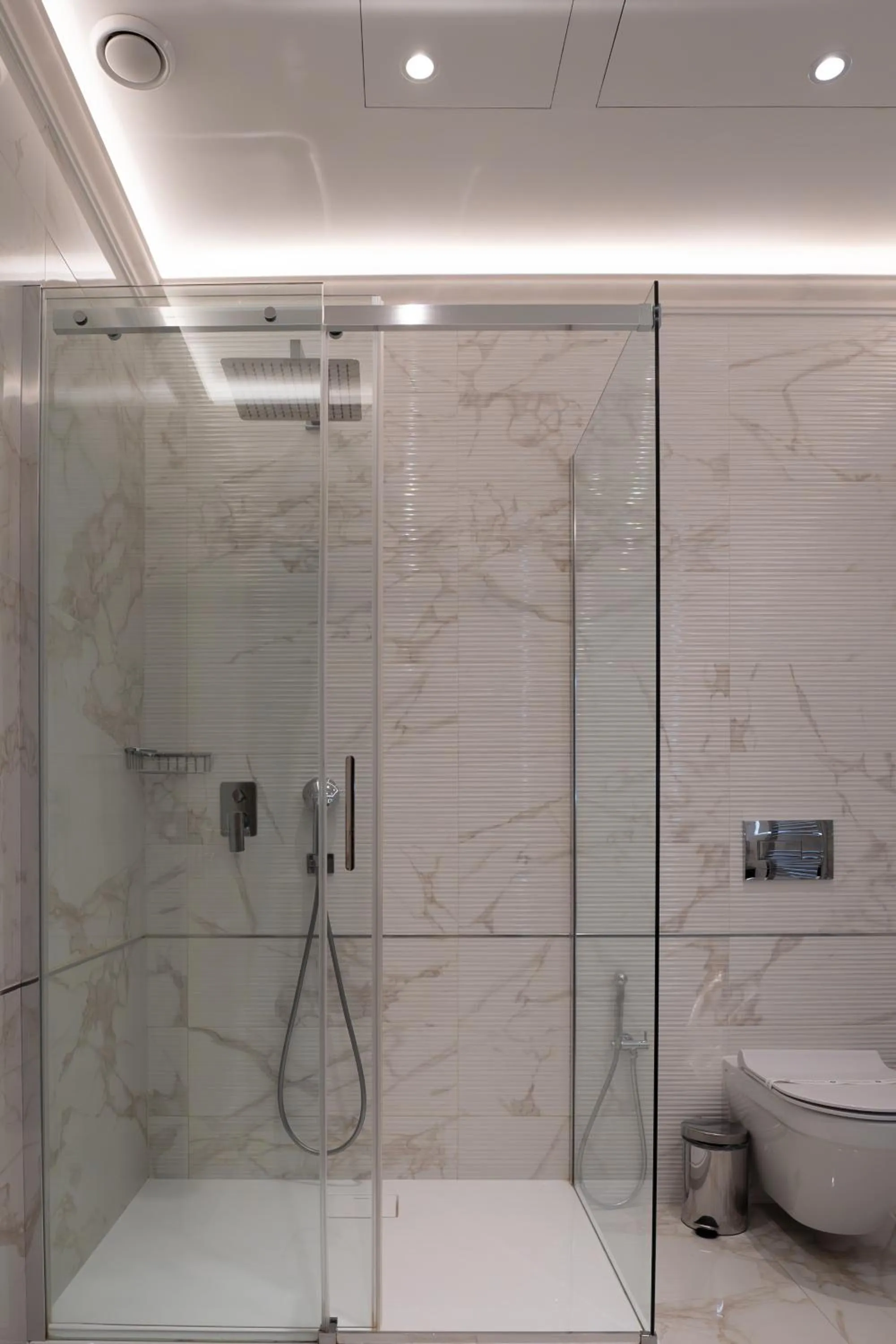 Shower in Golden Key Boutique Hotel