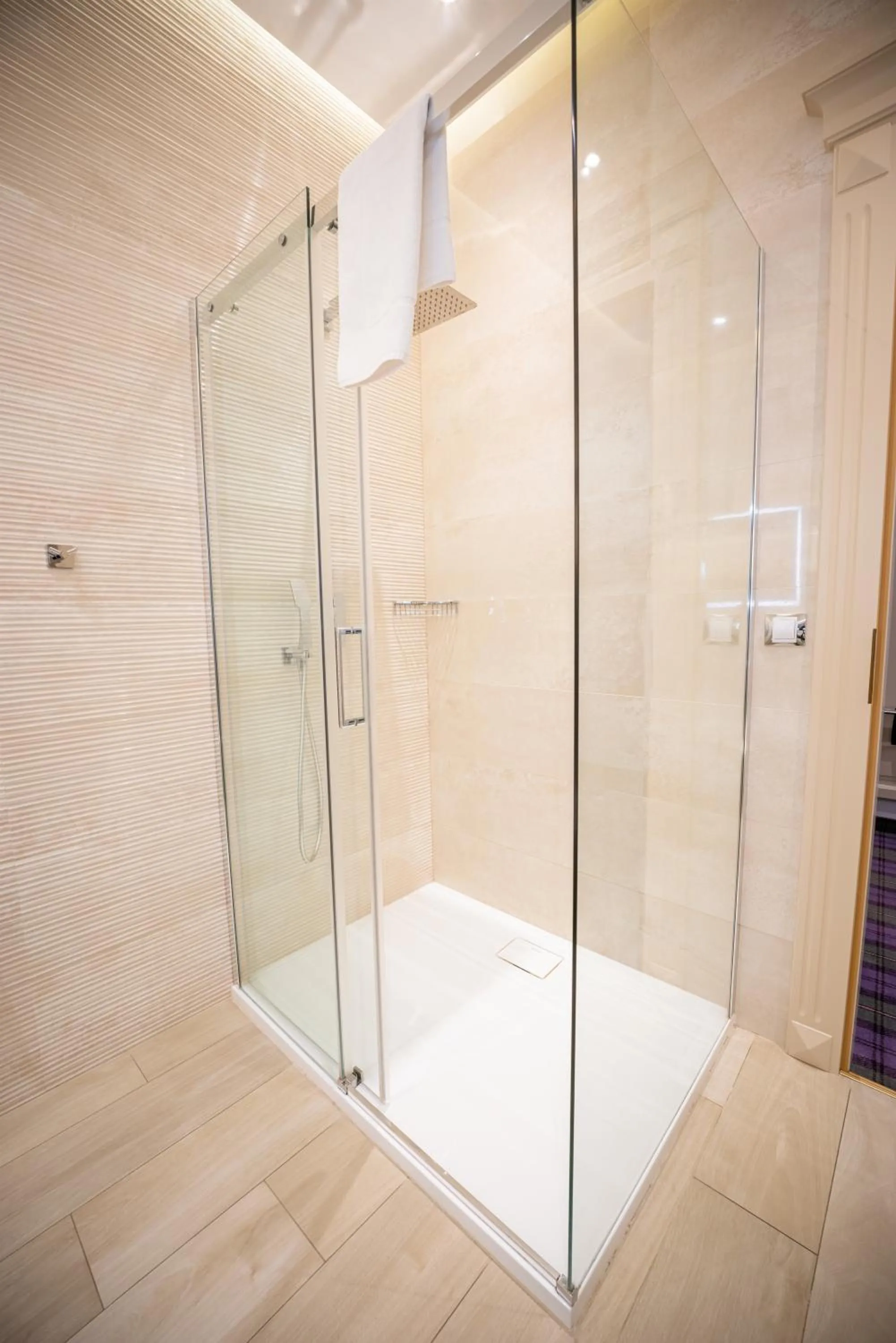 Shower in Golden Key Boutique Hotel