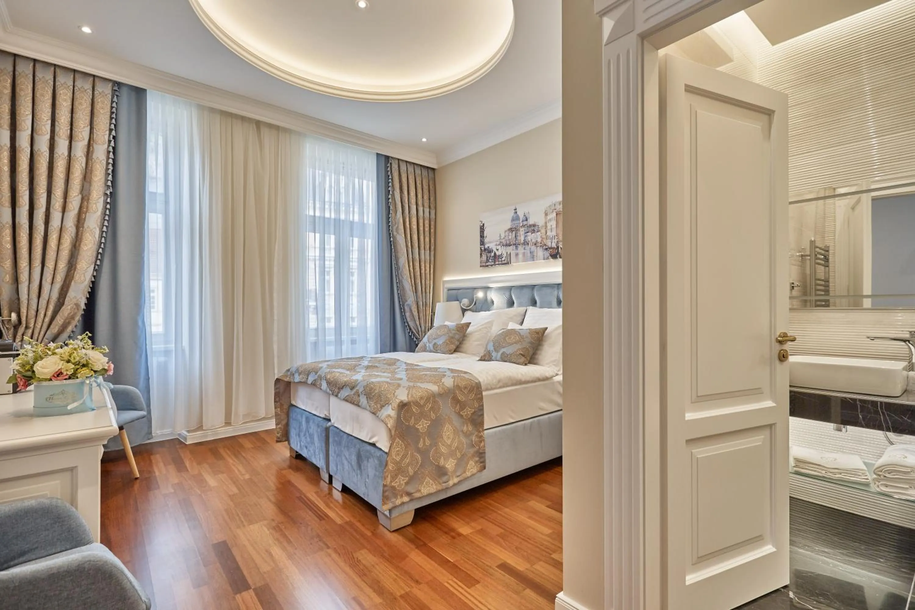 Bathroom, Bed in Golden Key Boutique Hotel