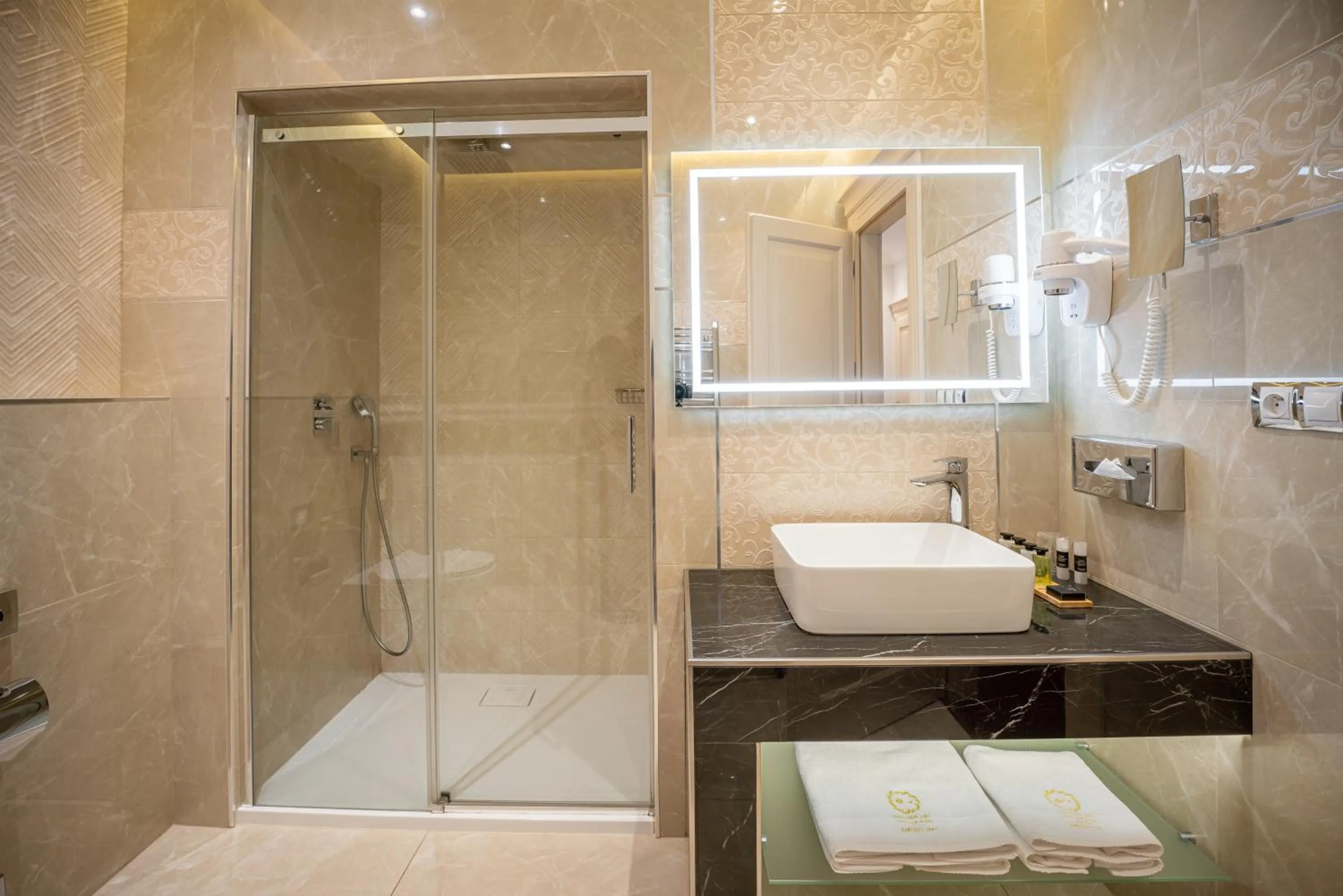 Shower in Golden Key Boutique Hotel