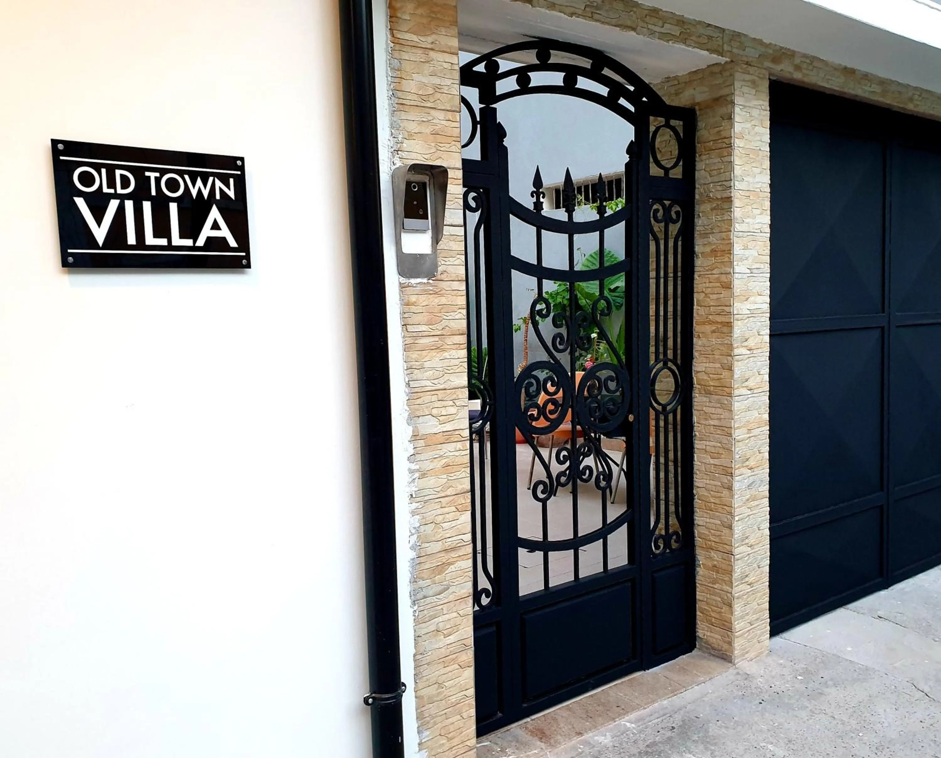 Facade/entrance in Old Town Villa