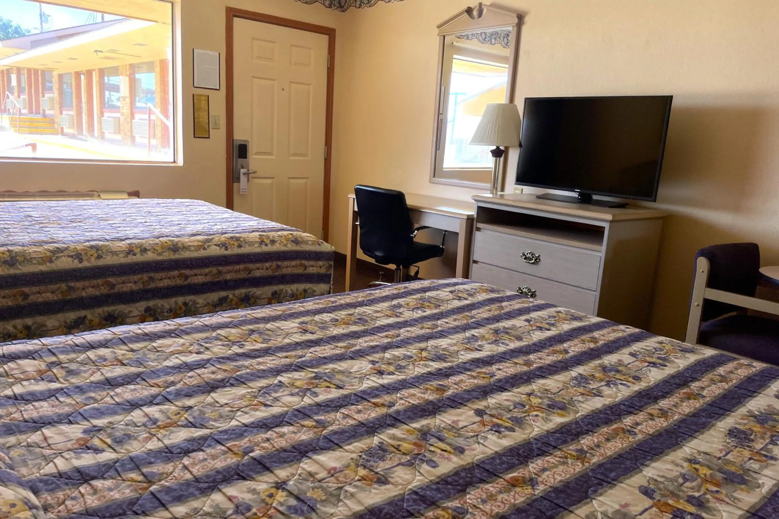 Bedroom, Bed in Seminole Inn Near New Mexico Hwy 62