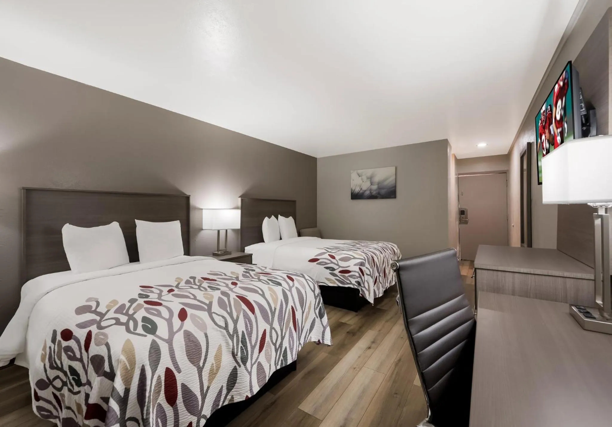 Photo of the whole room, Bed in Red Roof Inn Madisonville