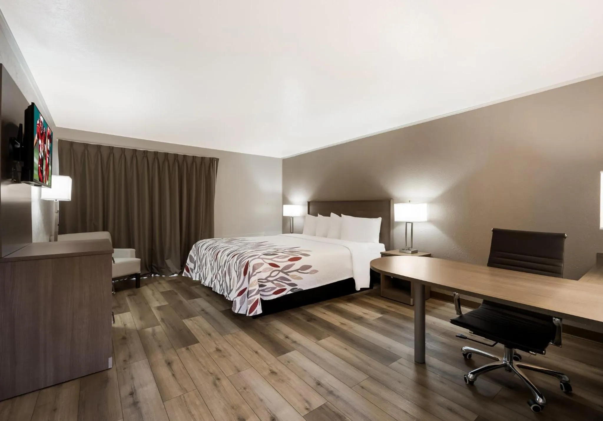 Bedroom, Bed in Red Roof Inn Madisonville