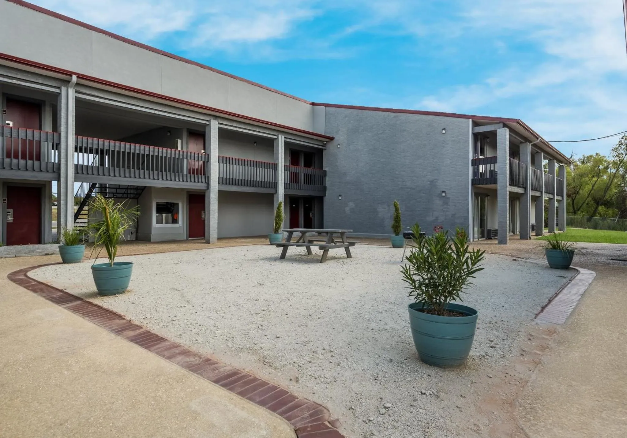 Inner courtyard view in Red Roof Inn Madisonville