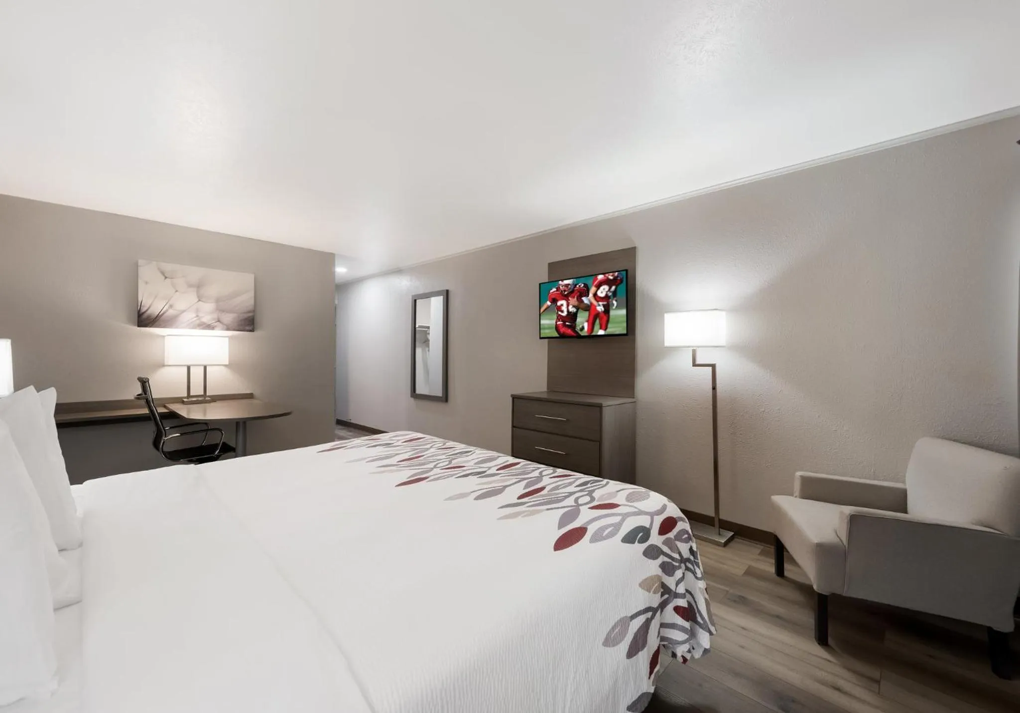 Bedroom, Bed in Red Roof Inn Madisonville