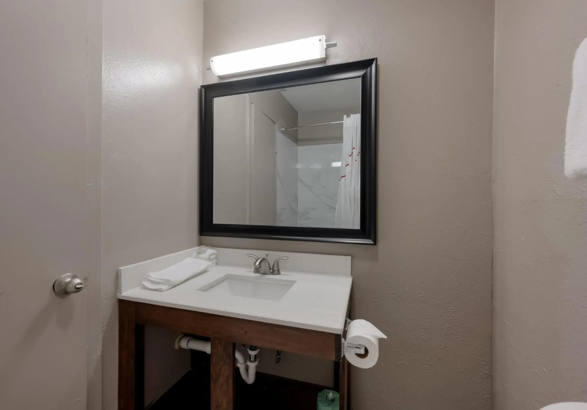 Bathroom in Red Roof Inn Madisonville