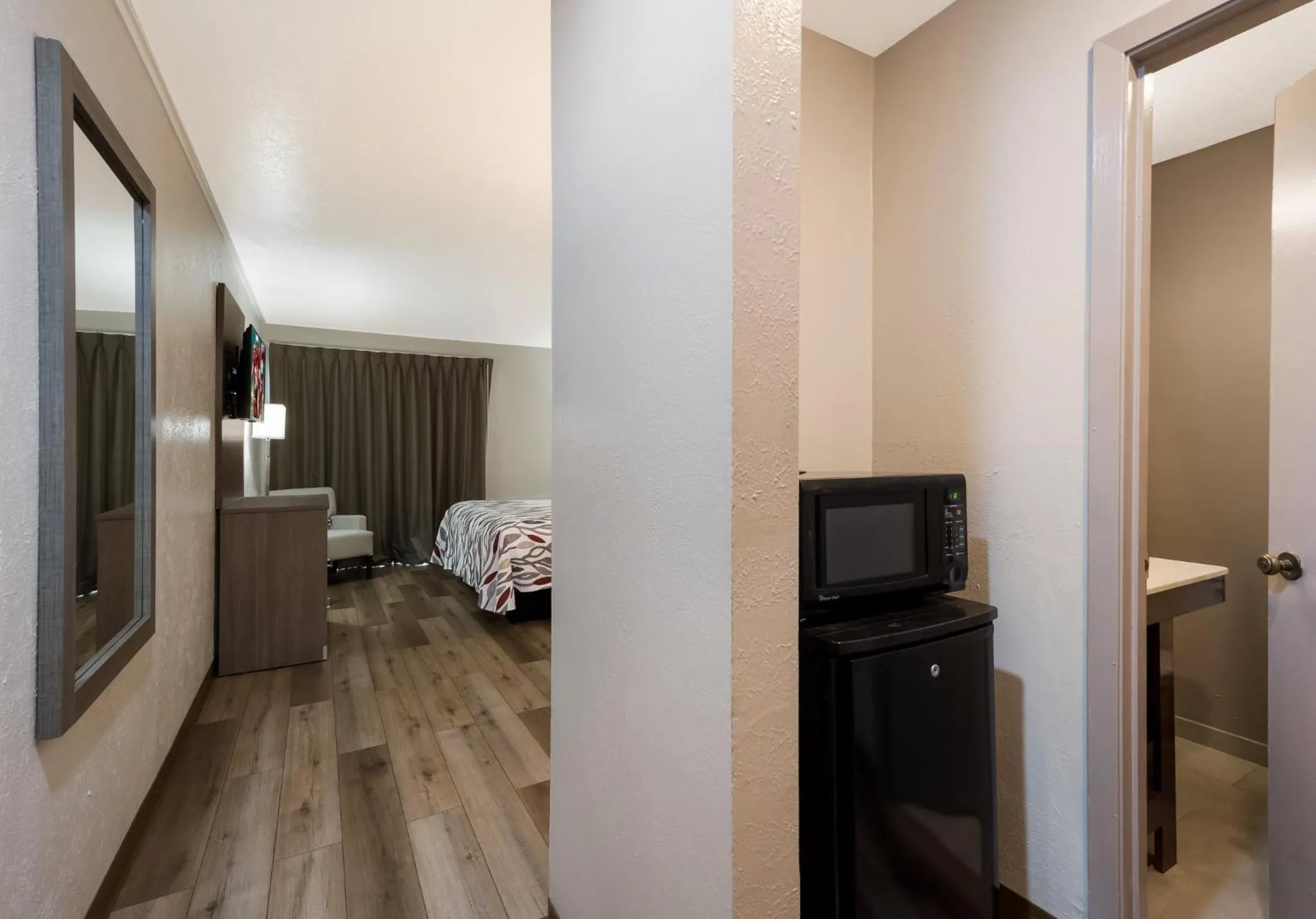 Bedroom in Red Roof Inn Madisonville