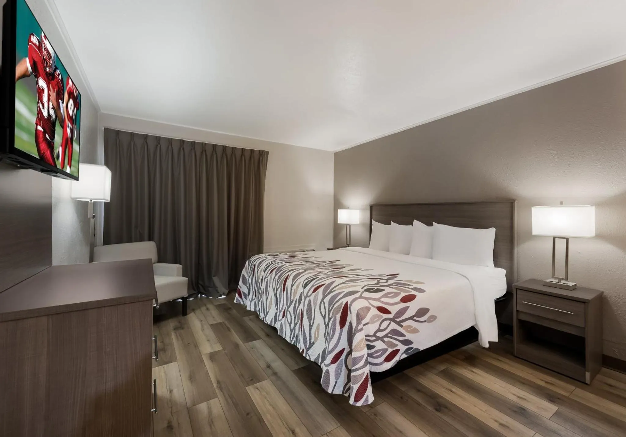 Bedroom, Bed in Red Roof Inn Madisonville