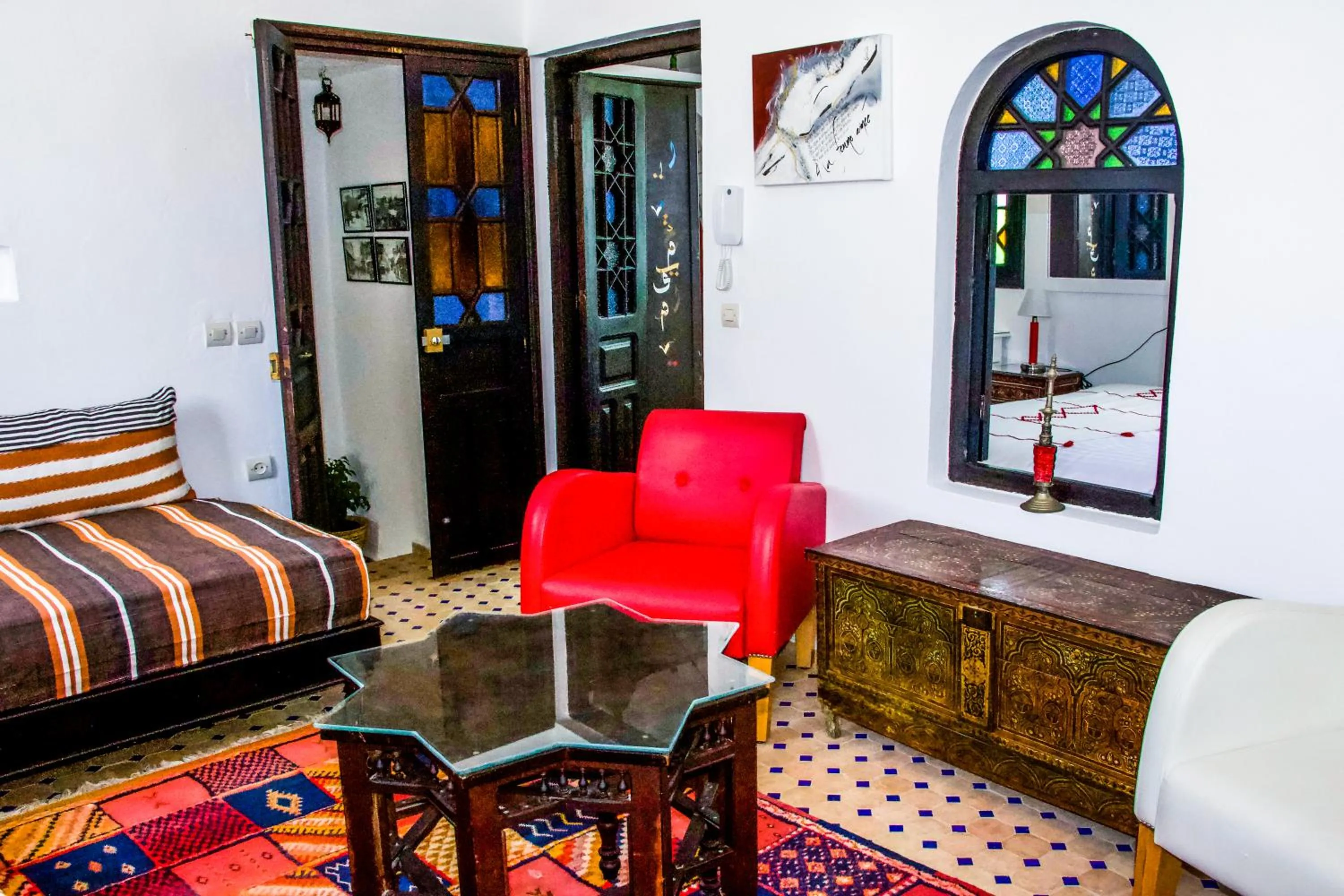 Living room, Bed in Dar Tinjâa