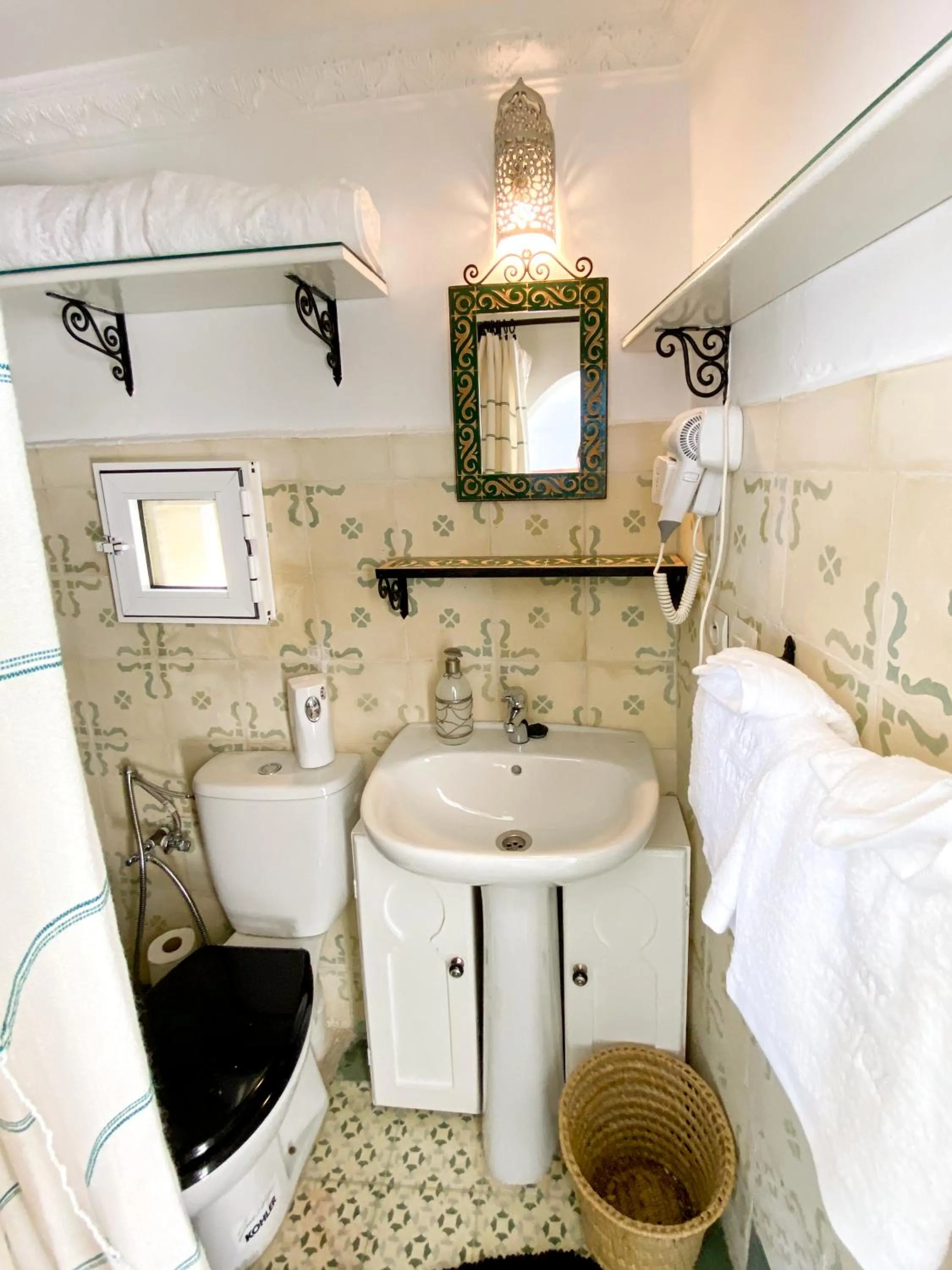 Shower in Dar Tinjâa