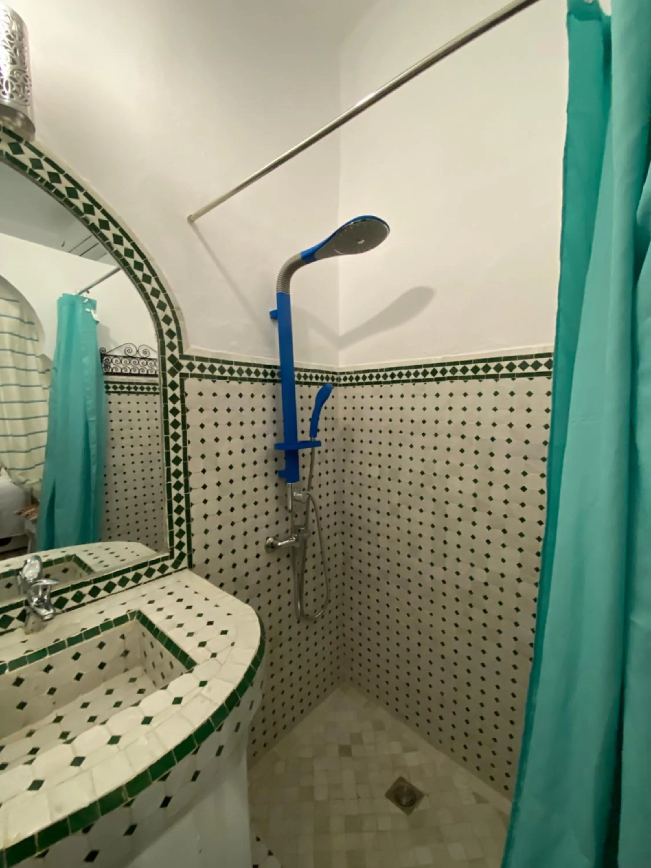 Shower in Dar Tinjâa