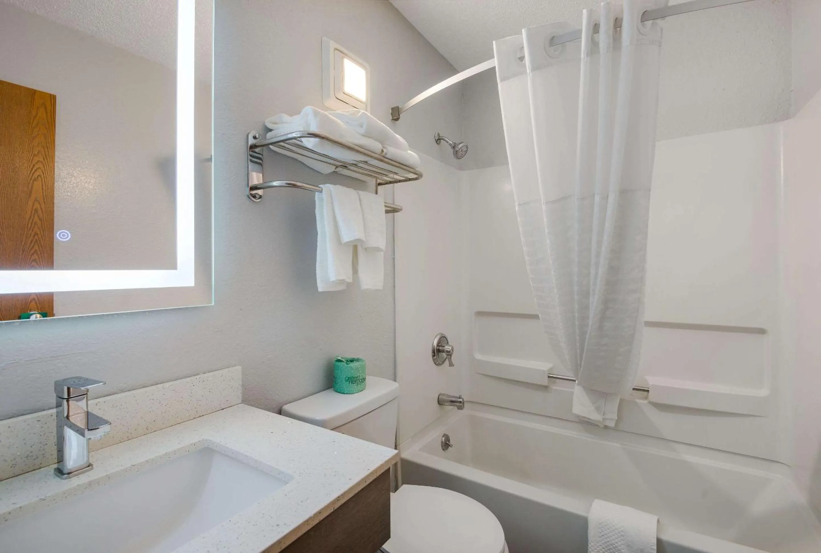 Bedroom in Quality Inn Oneida near Casino