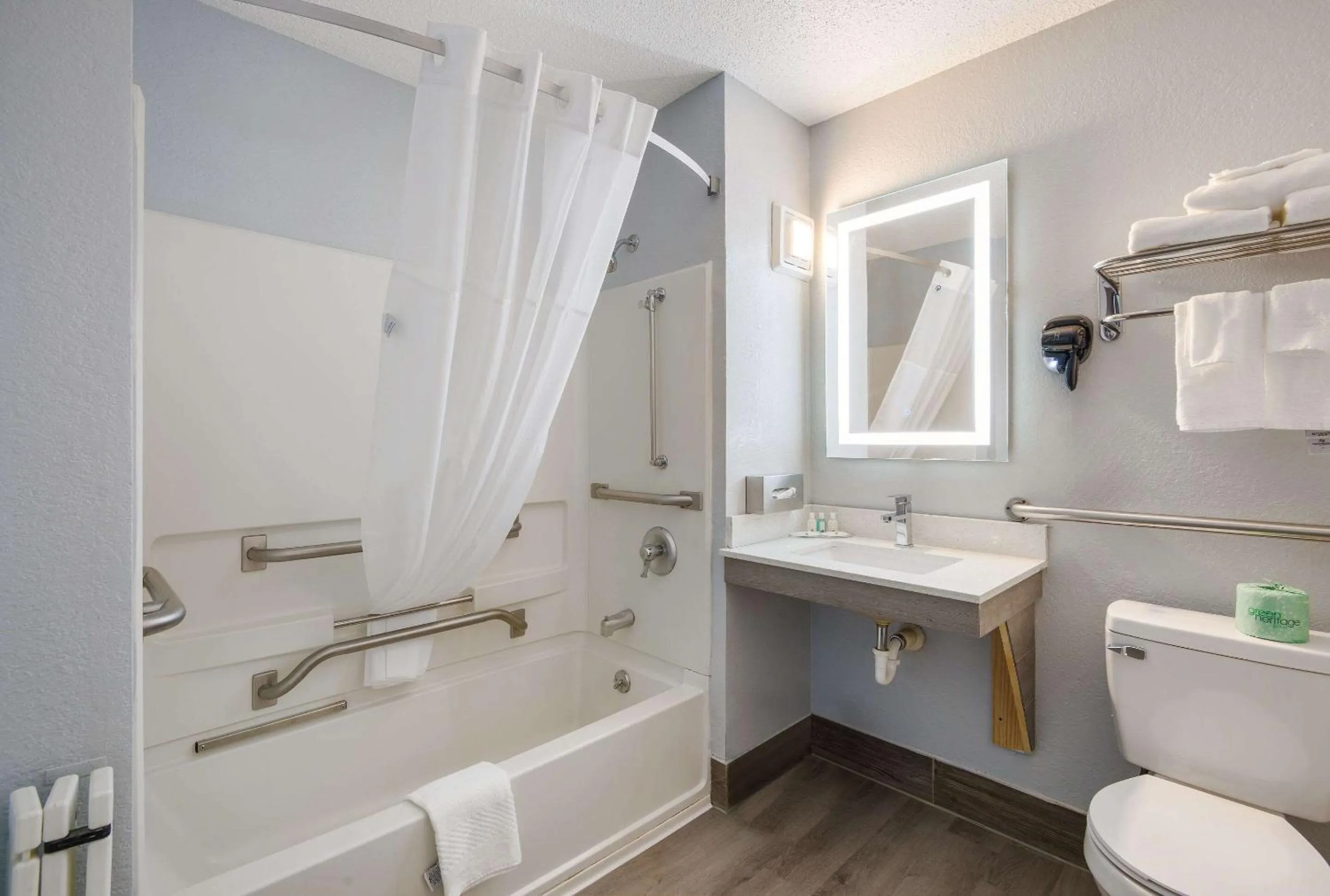 Bedroom in Quality Inn Oneida near Casino