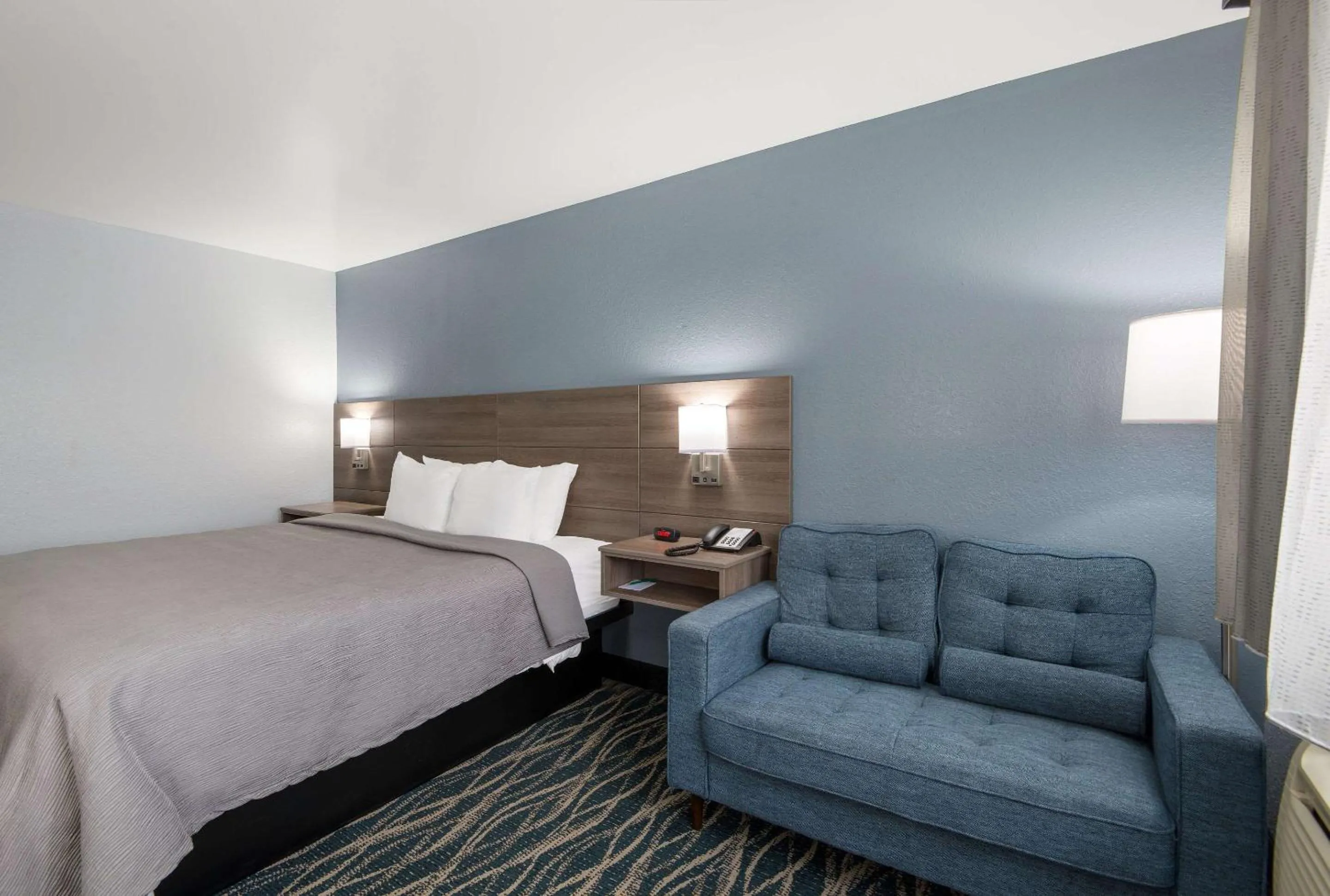 Bedroom, Bed in Quality Inn Oneida near Casino