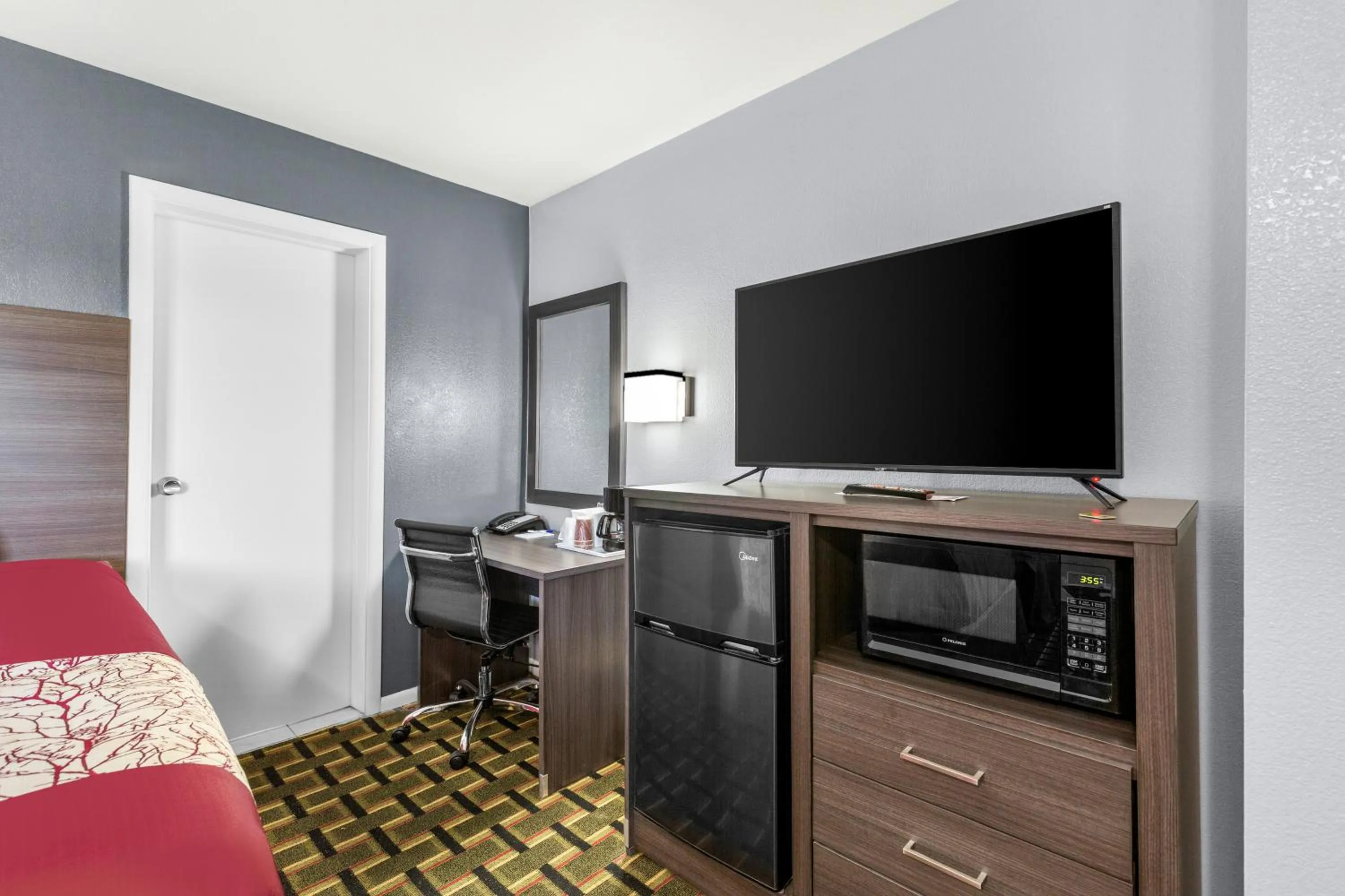 Bed in Americas Best Value Inn Belleville