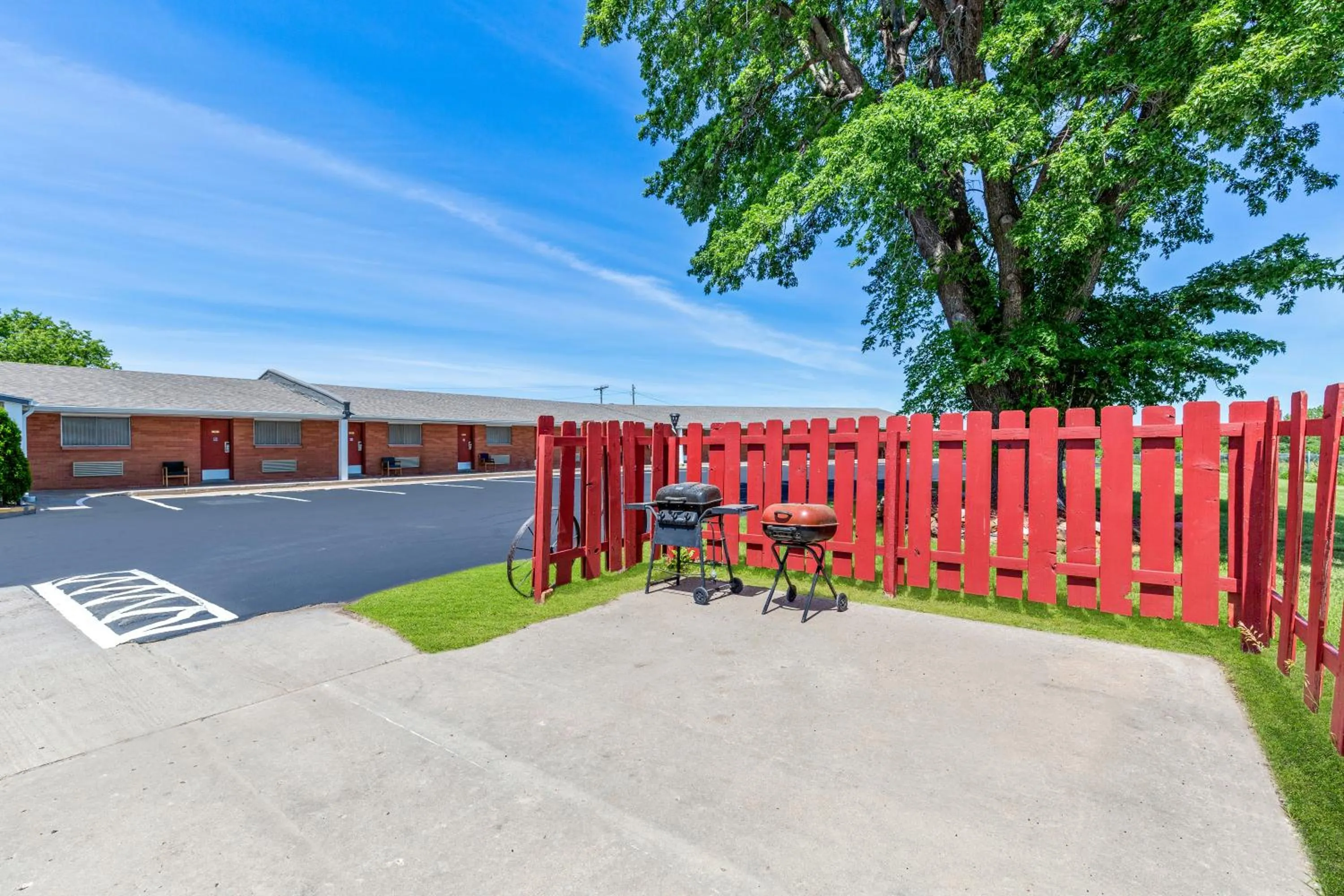 BBQ facilities in Americas Best Value Inn Belleville