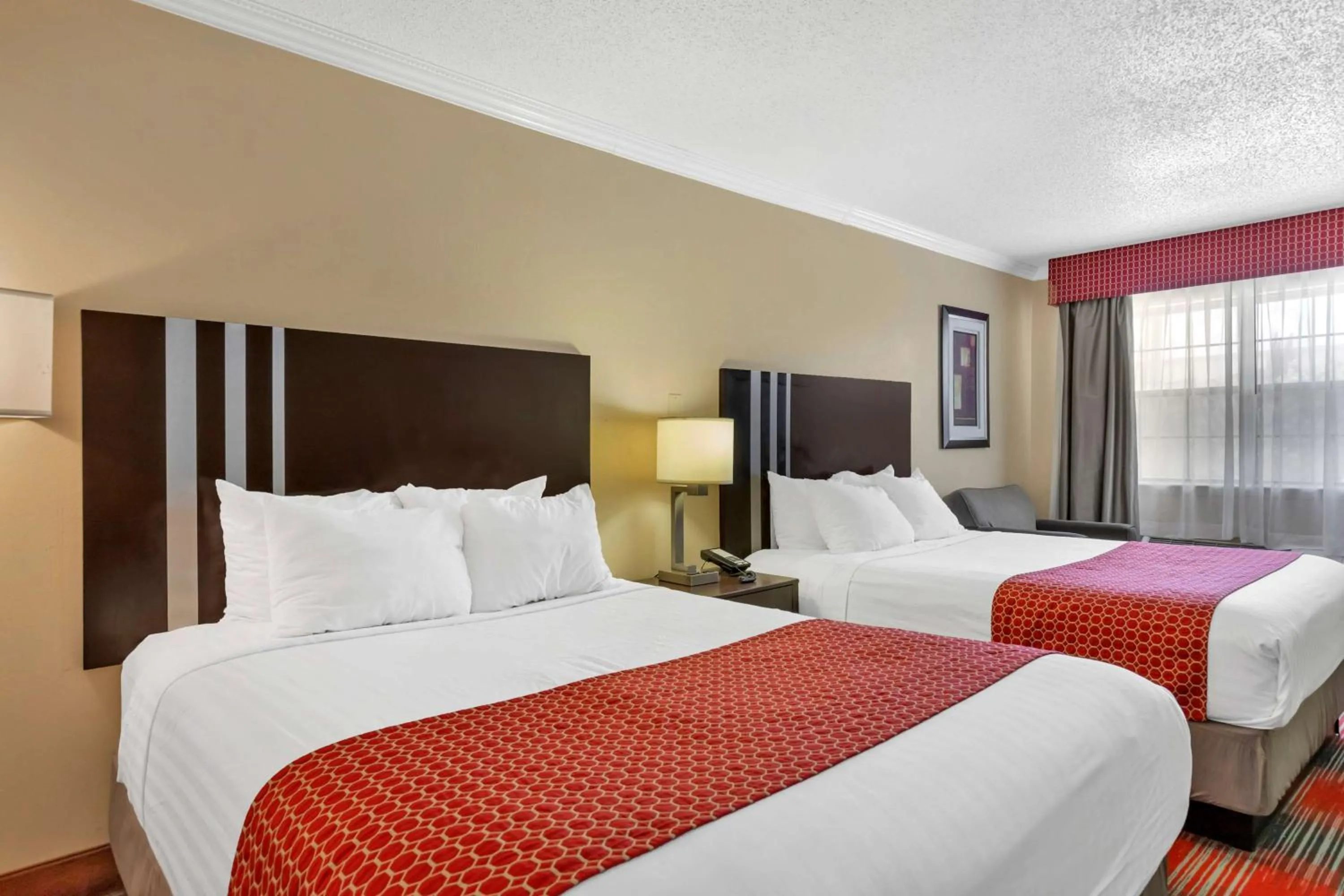 Queen Room with Bathtub - Disability Access/Non-Smoking in Best Western Brady Inn