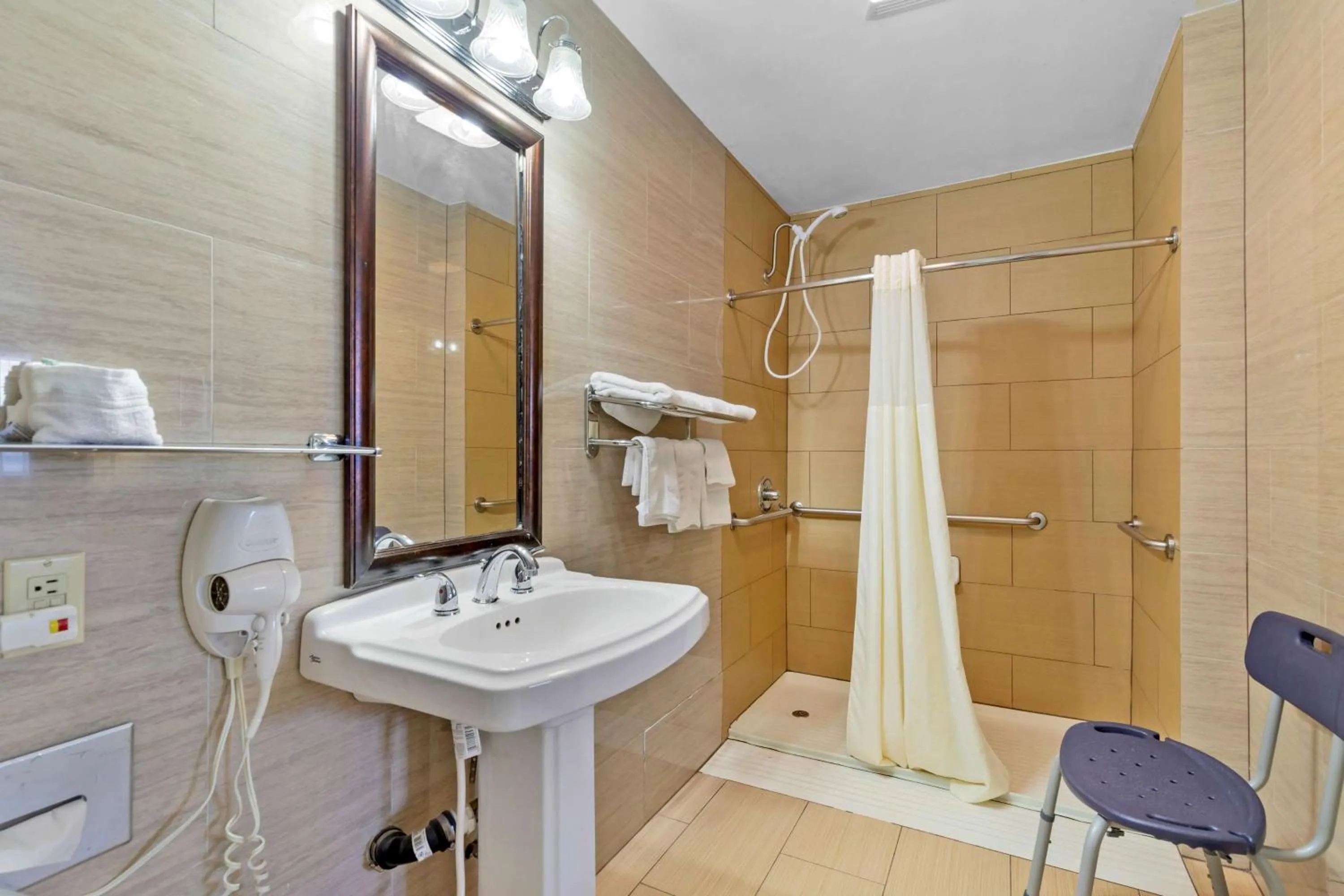 King Room with Bathtub - Disability Access/Non-Smoking in Best Western Brady Inn