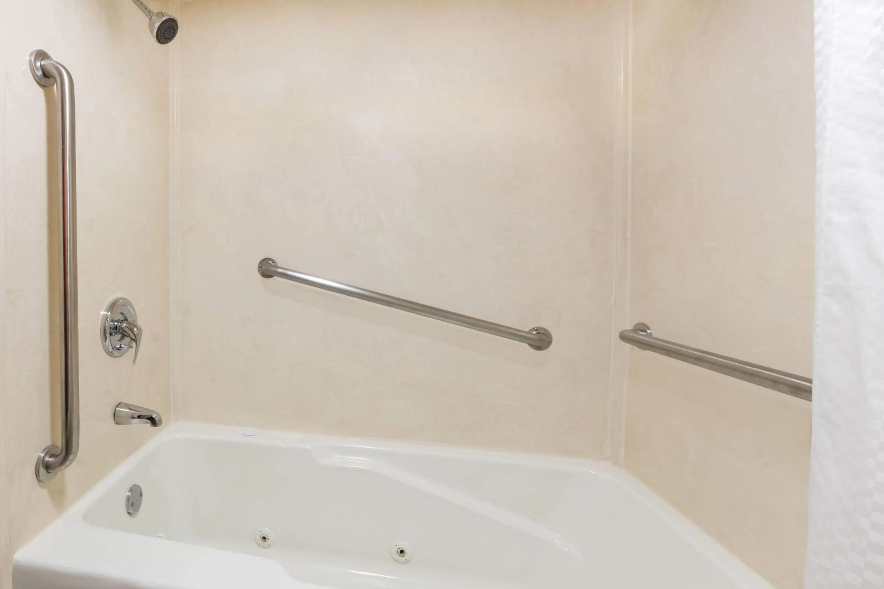 Bathroom in Travelodge Inn & Suites by Wyndham Norman