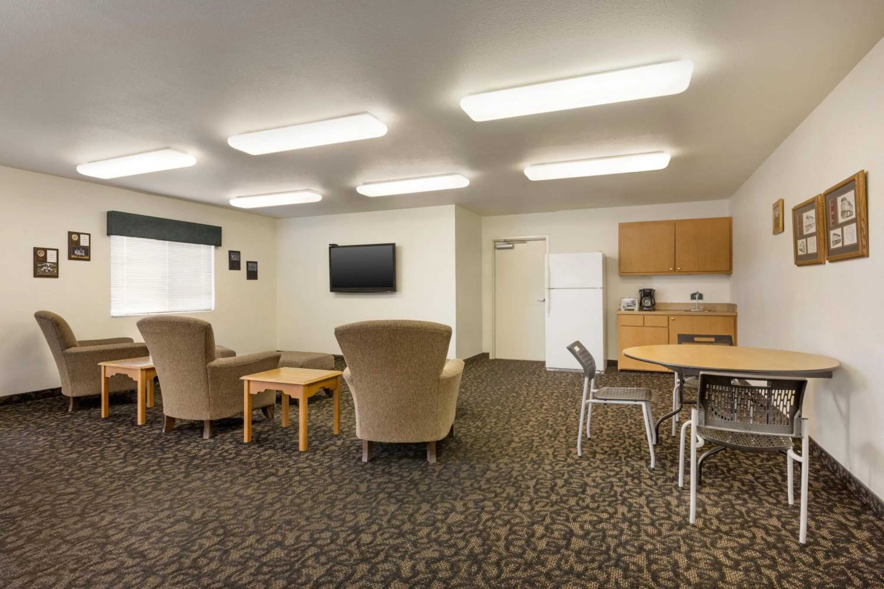 Seating area in Travelodge by Wyndham Alpine