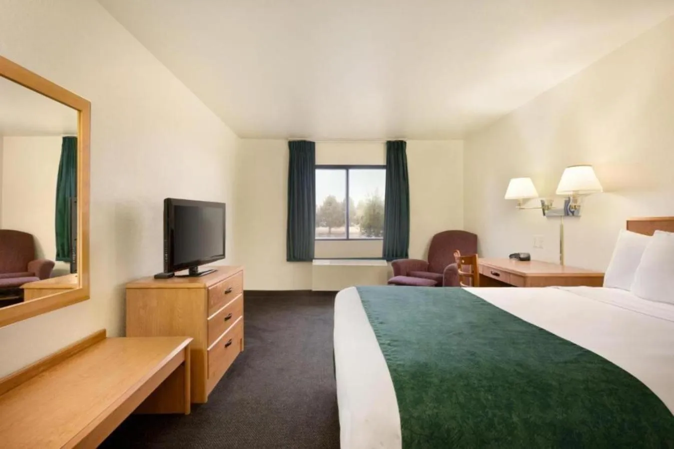 TV and multimedia, Bed in Travelodge by Wyndham Alpine