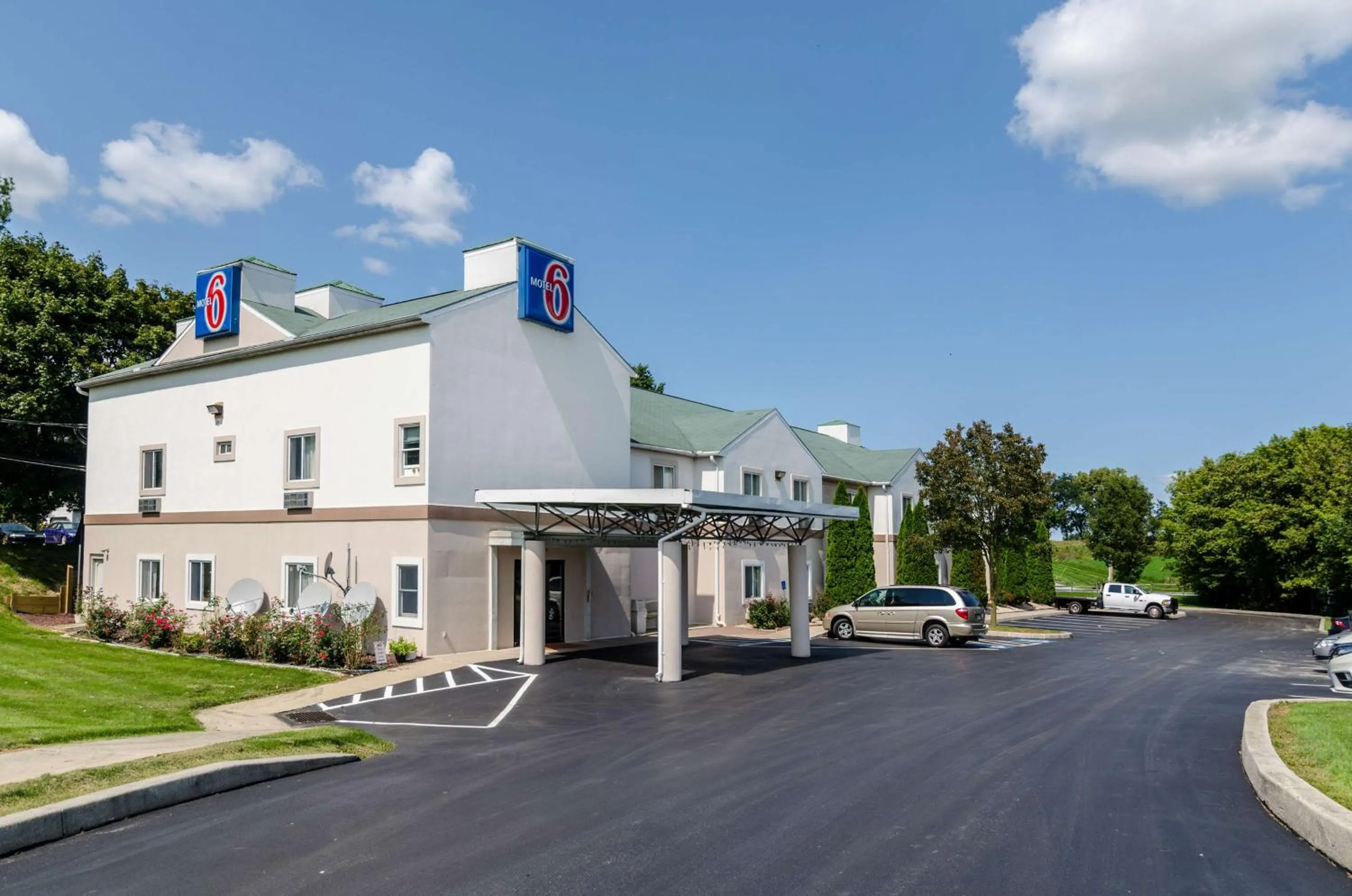 Property building in Motel 6-Gordonville, PA - Lancaster PA