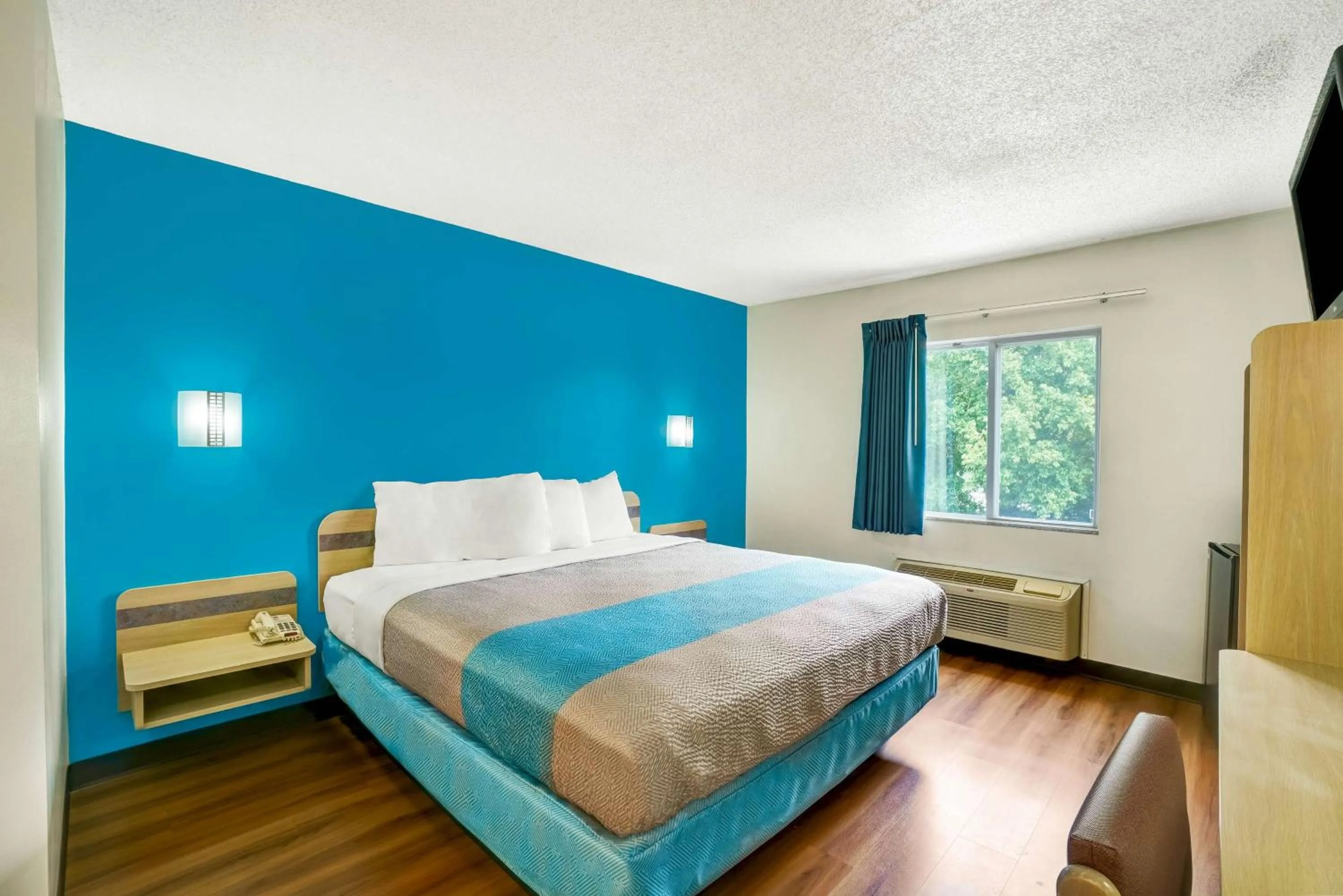 Photo of the whole room, Bed in Motel 6-Gordonville, PA - Lancaster PA