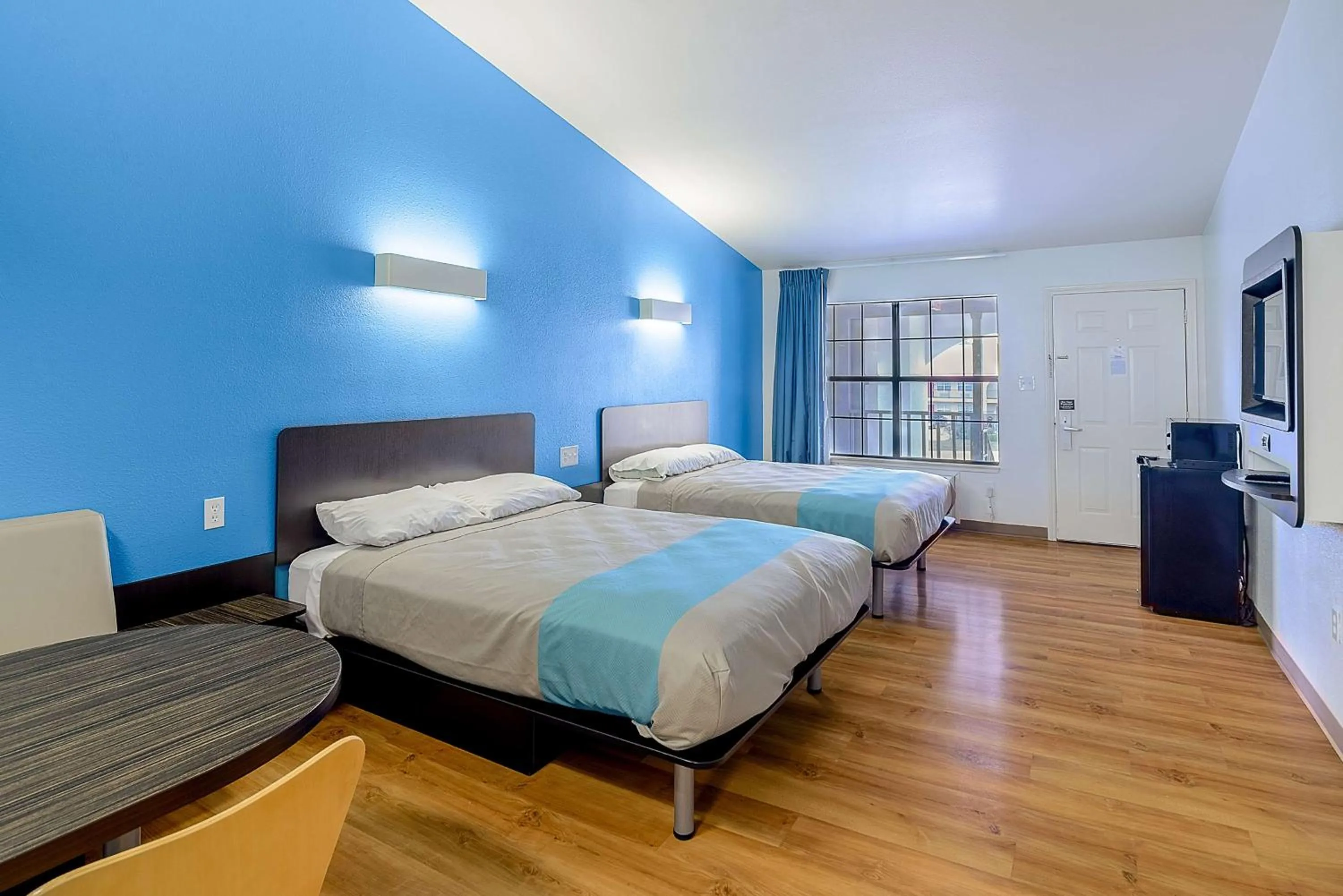 TV and multimedia, Bed in Motel 6-Canton, TX