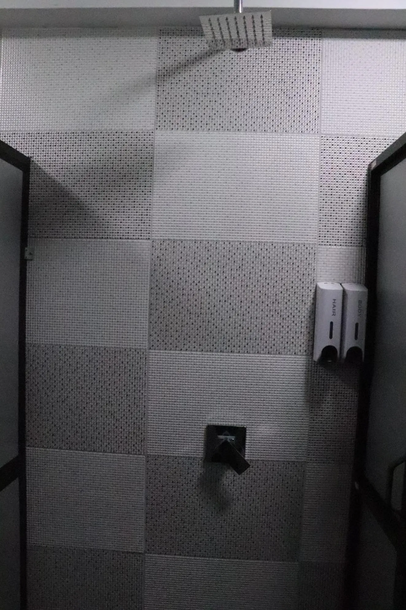 Shower in Miracle Colombo City Hostel