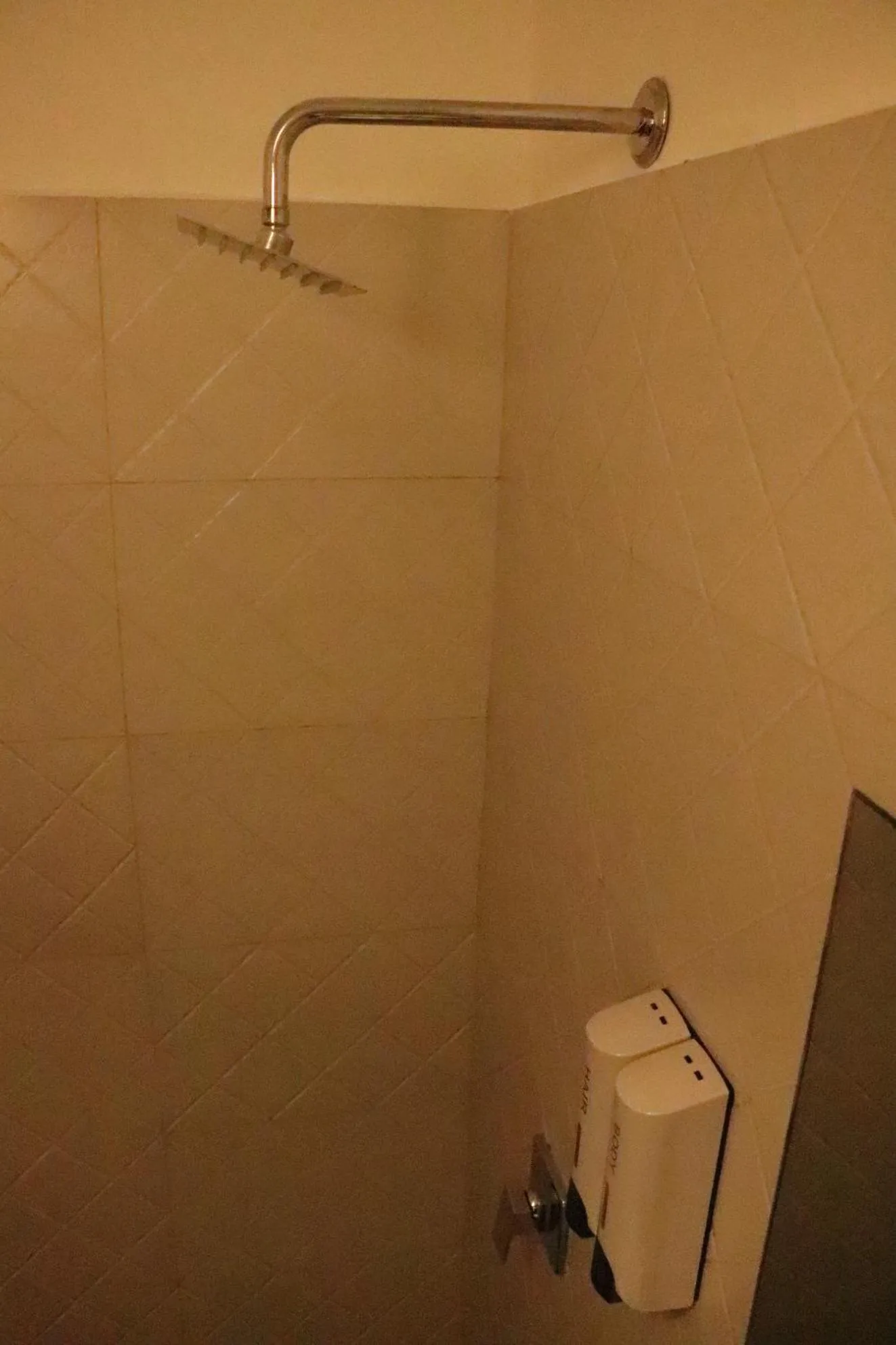 Shower in Miracle Colombo City Hostel