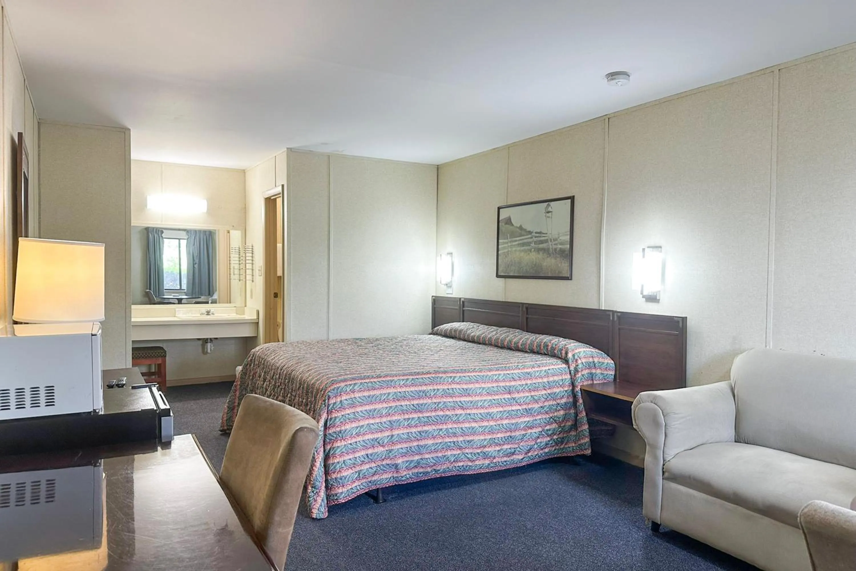 Bedroom, Bed in Louisville Inn by OYO Louisville Municipal Airport