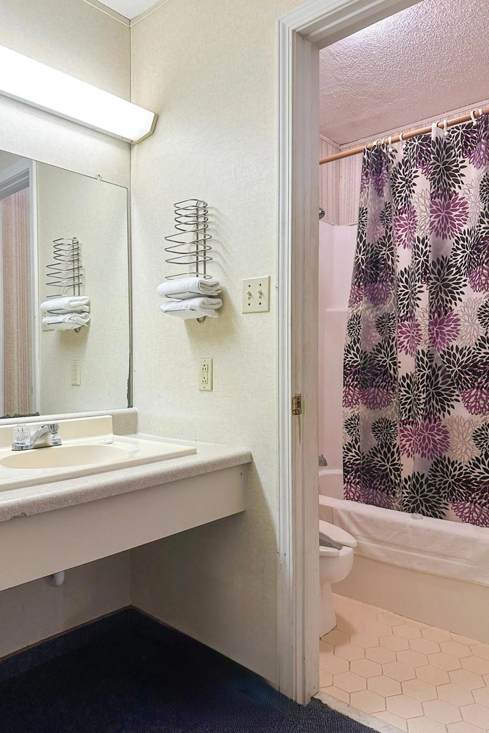 Bathroom in Louisville Inn by OYO Louisville Municipal Airport