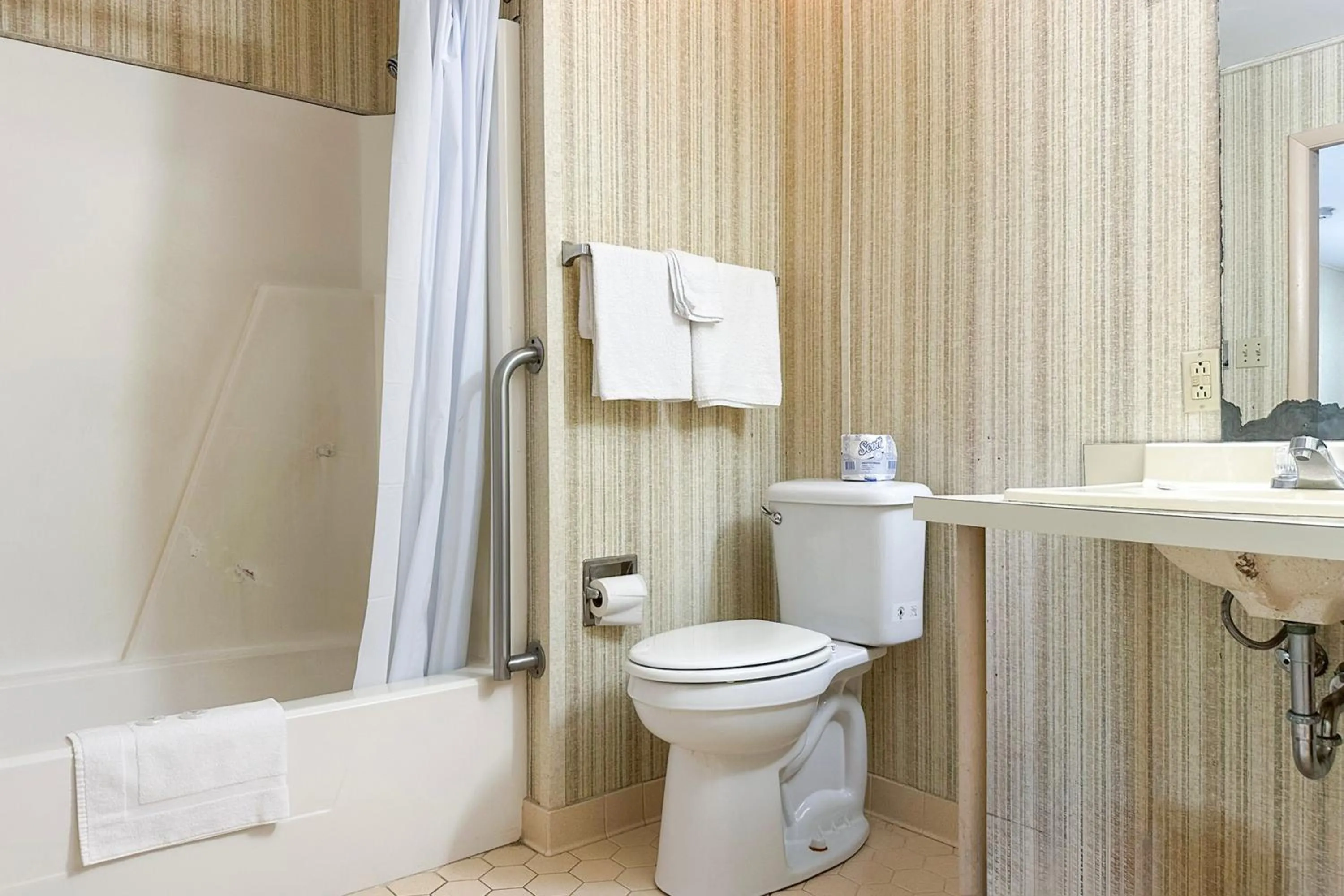 Bathroom in Louisville Inn by OYO Louisville Municipal Airport