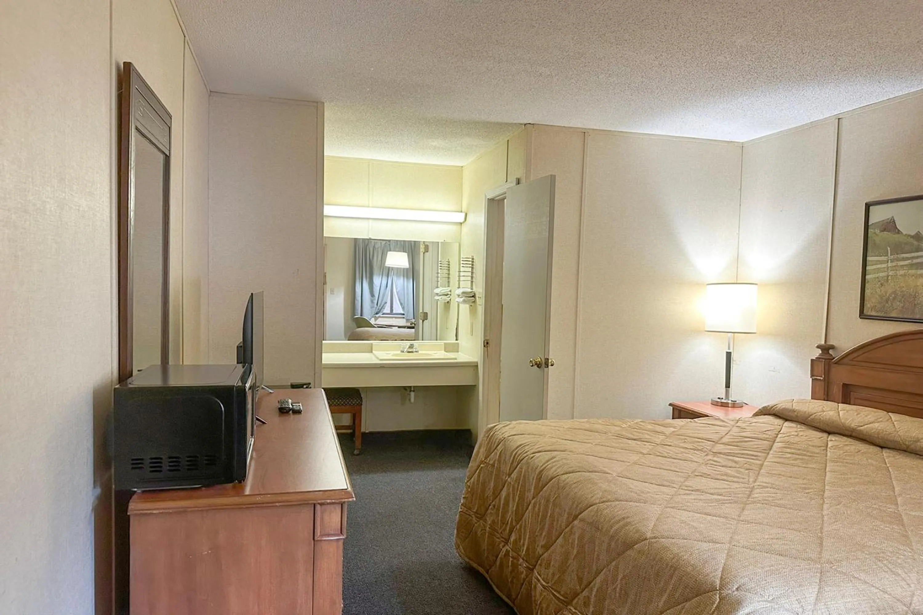 Bedroom, Bed in Louisville Inn by OYO Louisville Municipal Airport