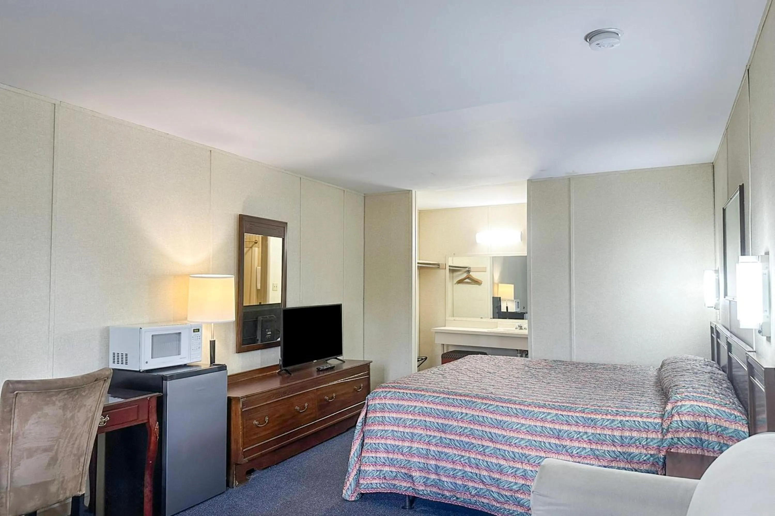 Bedroom, Bed in Louisville Inn by OYO Louisville Municipal Airport