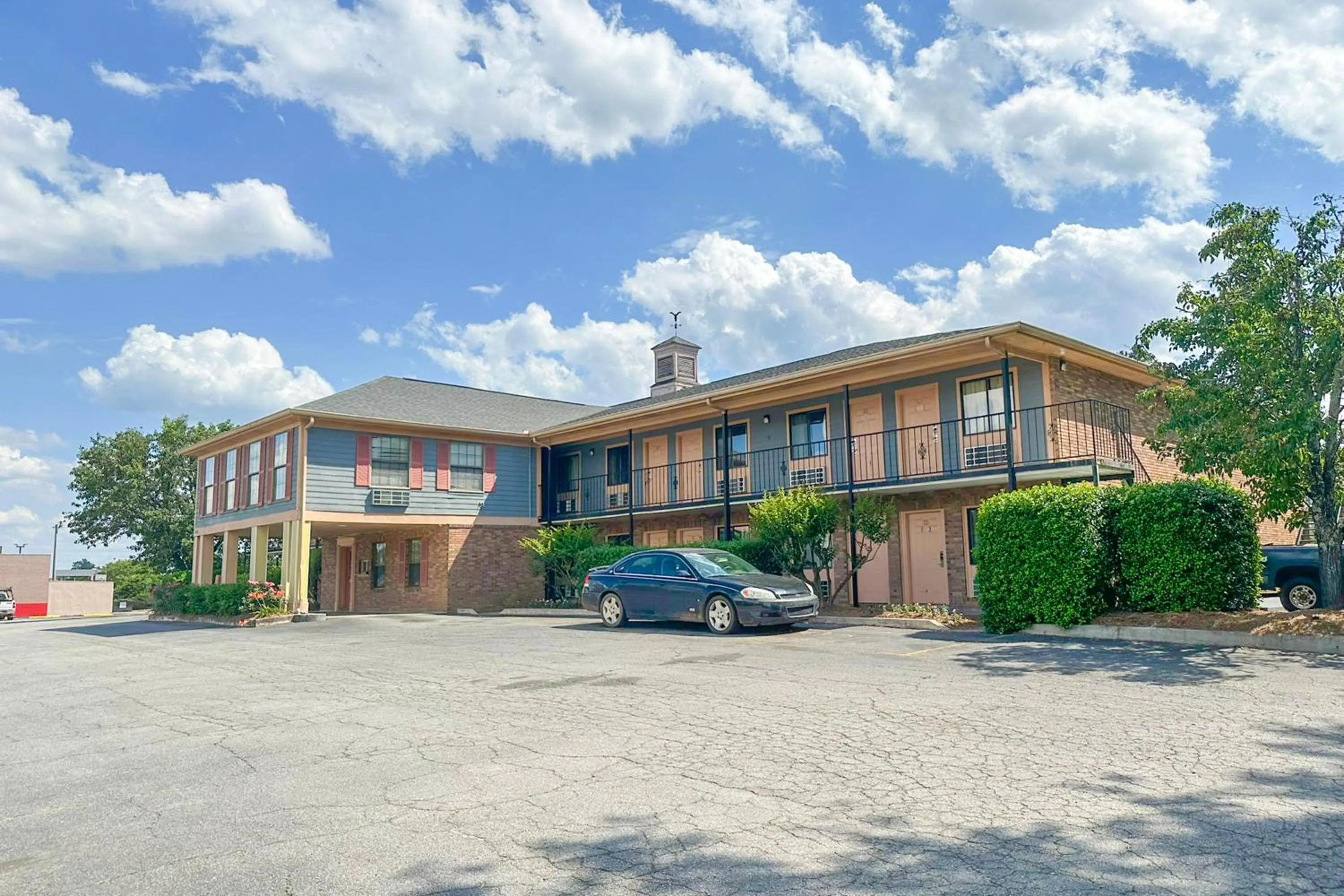 Parking in Louisville Inn by OYO Louisville Municipal Airport