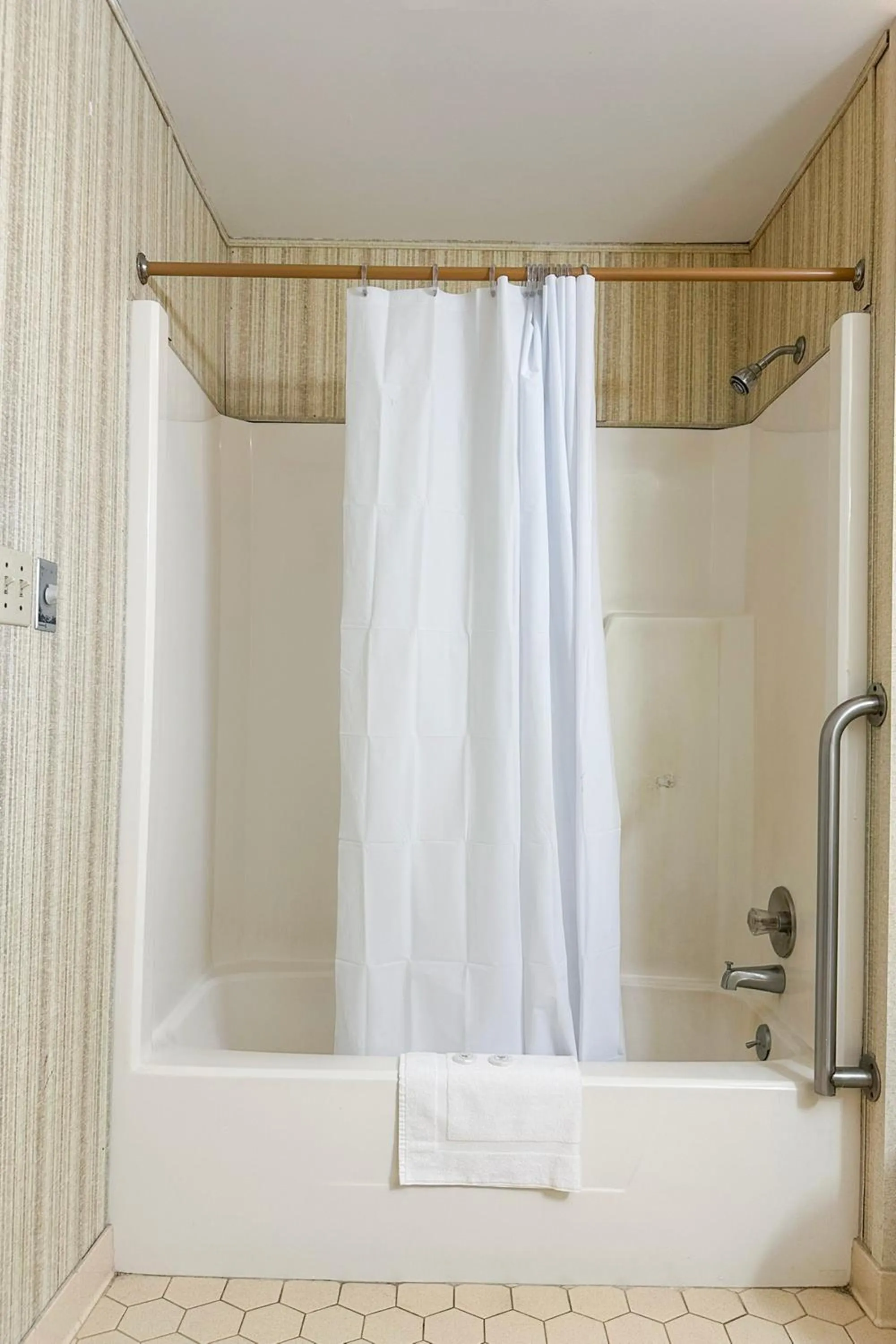 Bathroom in Louisville Inn by OYO Louisville Municipal Airport