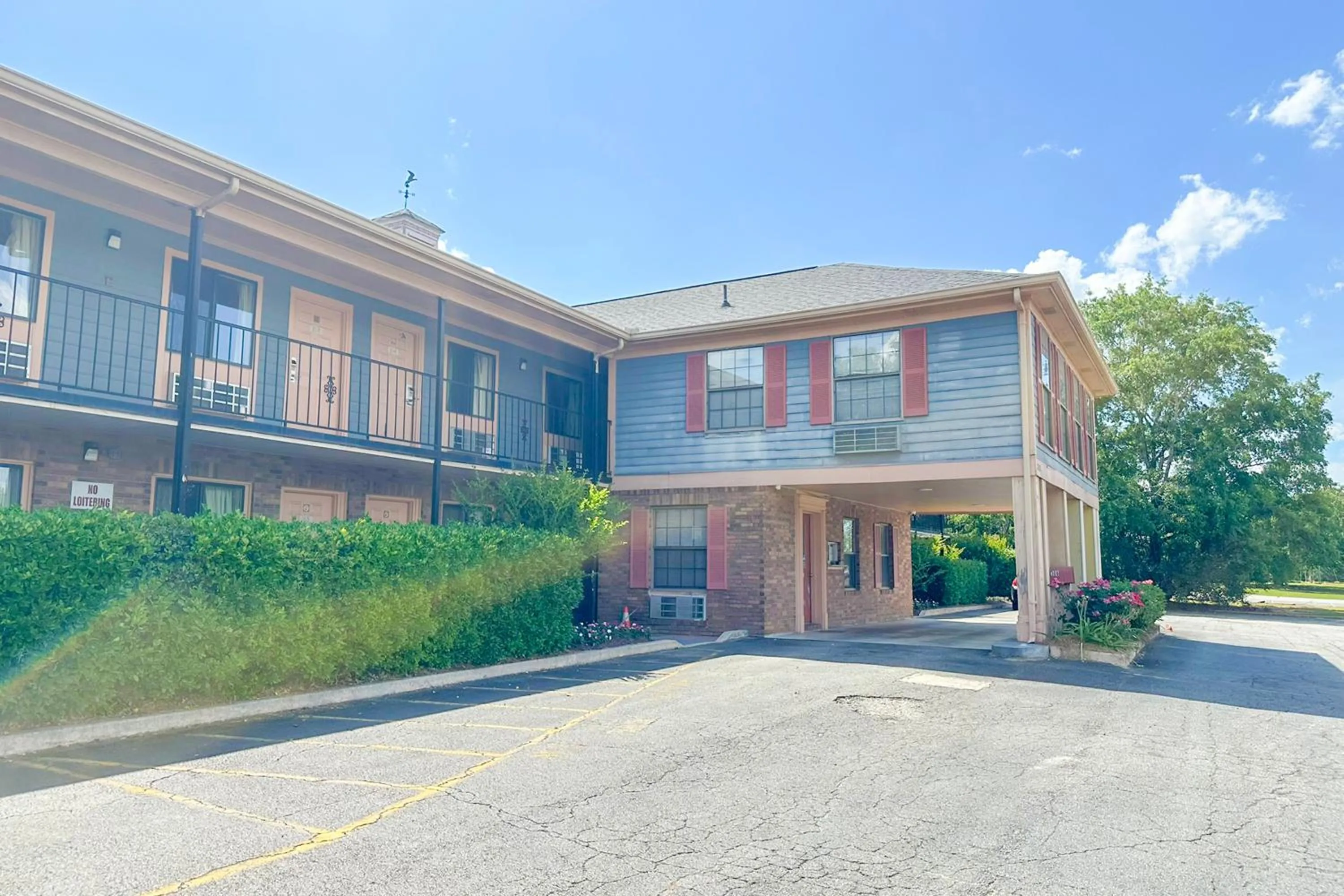 Property building in Louisville Inn by OYO Louisville Municipal Airport