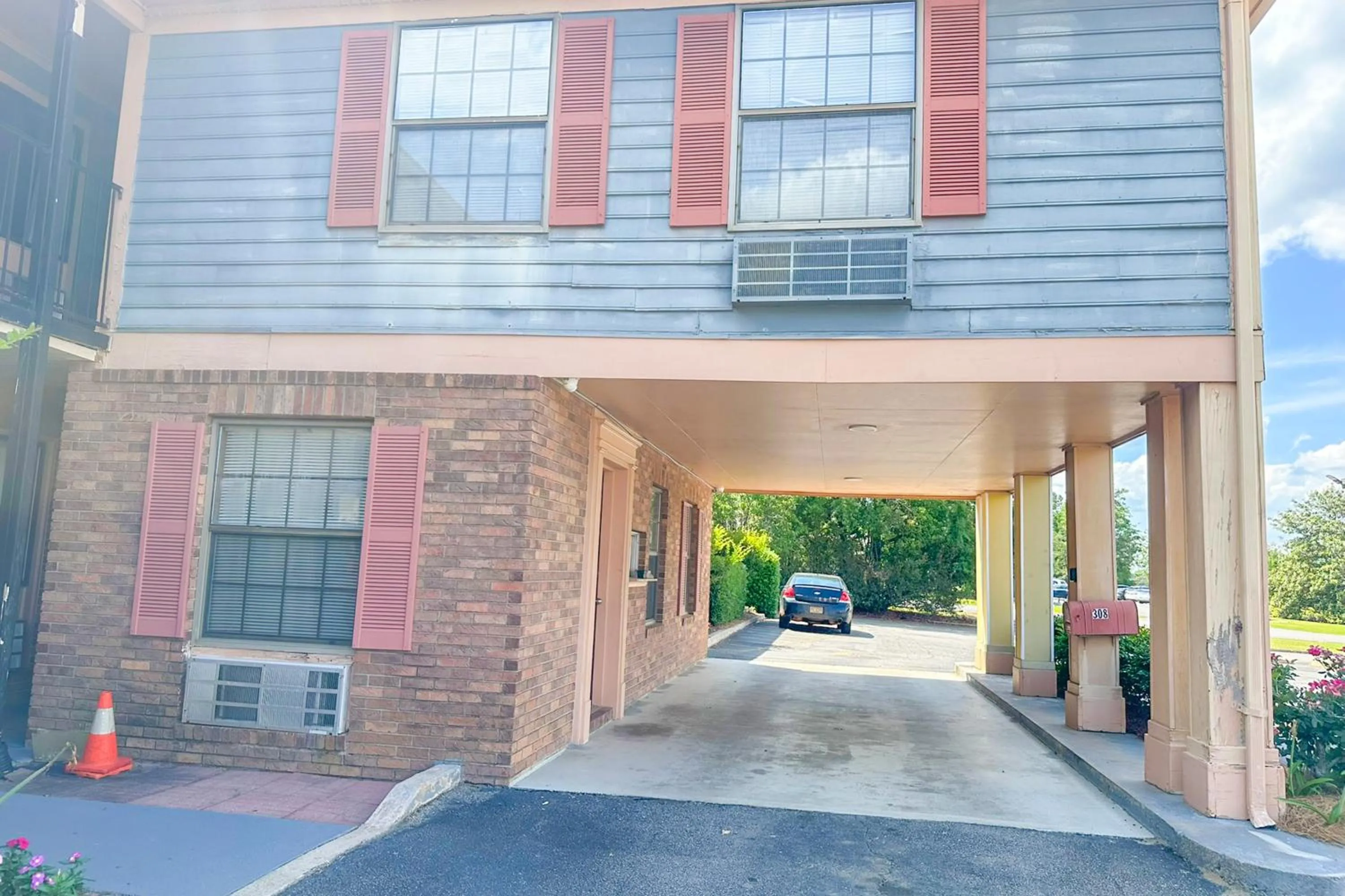 Facade/entrance in Louisville Inn by OYO Louisville Municipal Airport